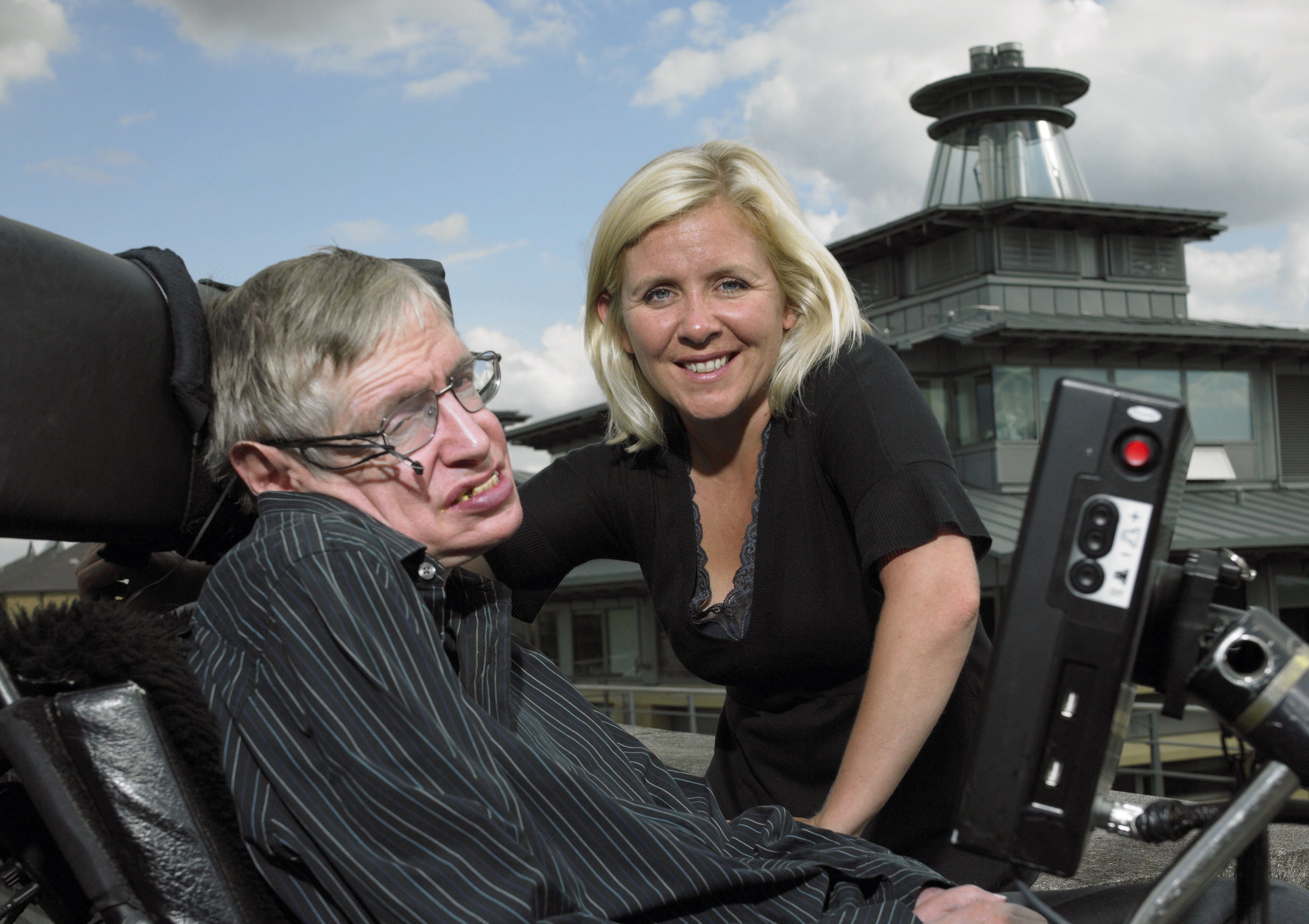 霍金2008年與女兒合照。（東方IC）