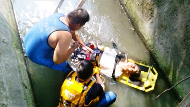 黃明敏殺人後逃逸，以水果刀割腕自殘，再跳入水深約30公分的排水溝企圖畏罪自殺，隨後獲救。(警方提供)