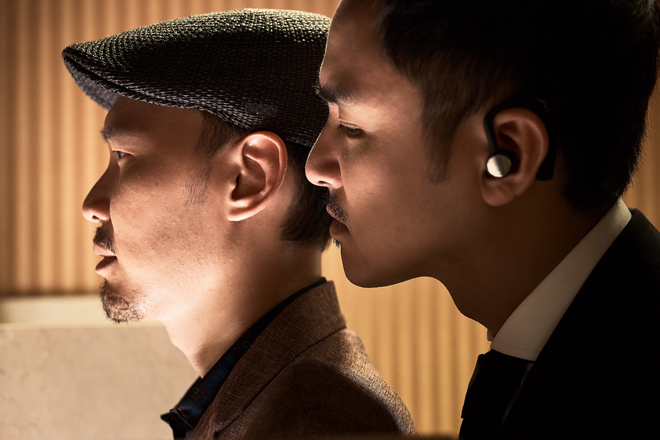 明道湊近張少懷,這一幕讓導演連奕琦得意說:「王子上青蛙,絕對大尺度演出!」(威視電影提供)