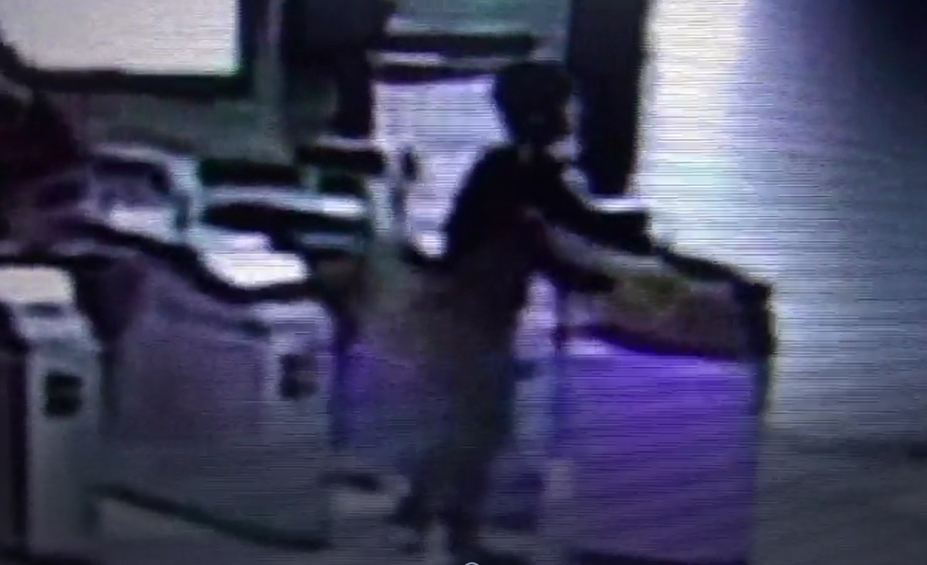 陳嫌在17日中午拖著裝有潘女屍體的大行李箱，進入捷運中山站閘門。（警方提供）