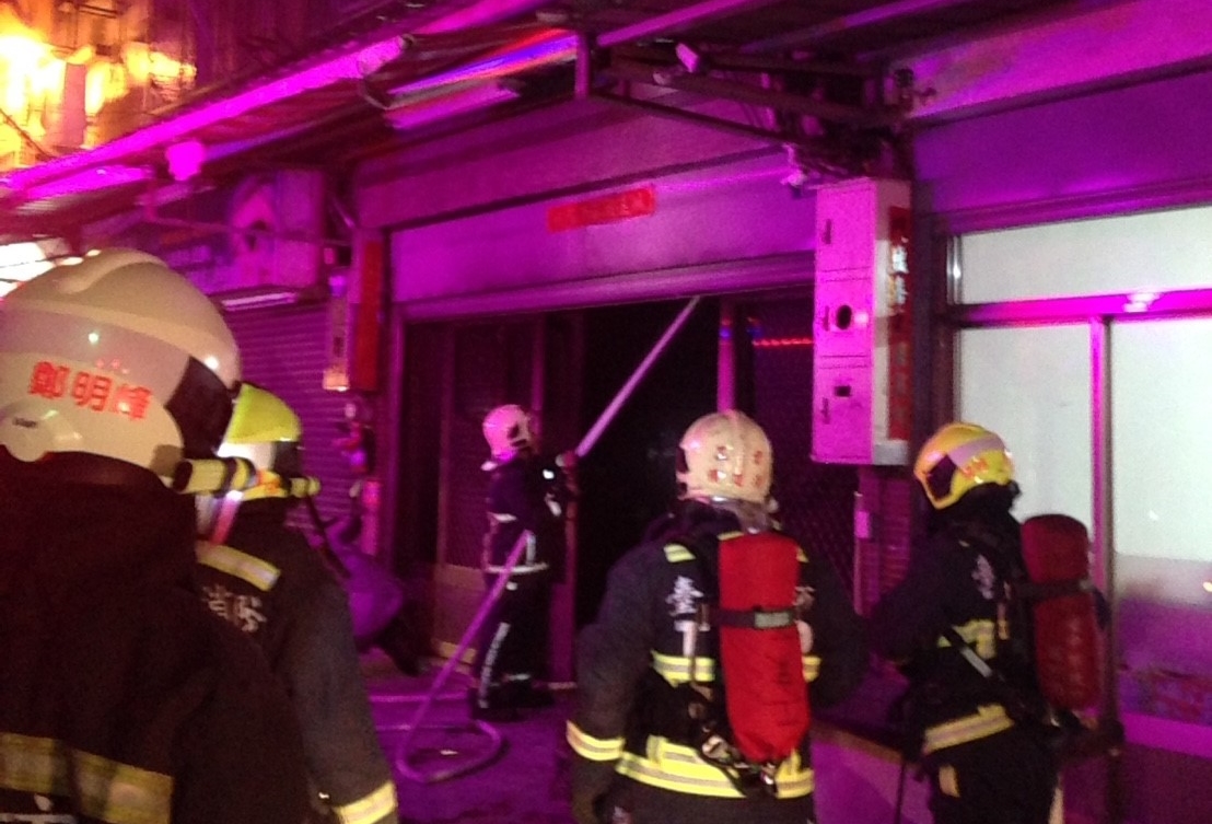 大肚一處4樓加蓋住宅今凌晨發生火警,消防人員教母子3人關門防火及濃煙,3人幸獲救無礙。(消防局提供)