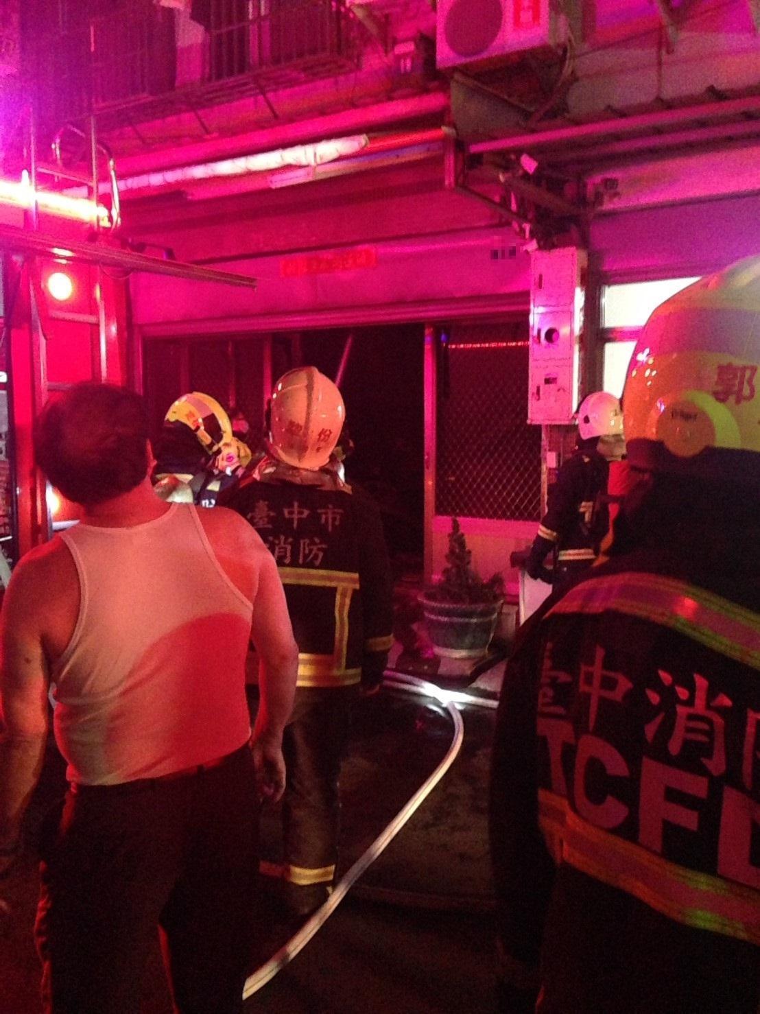 火場在小巷內，消防車無法進入，警消徒步入內救火。（消防局提供）