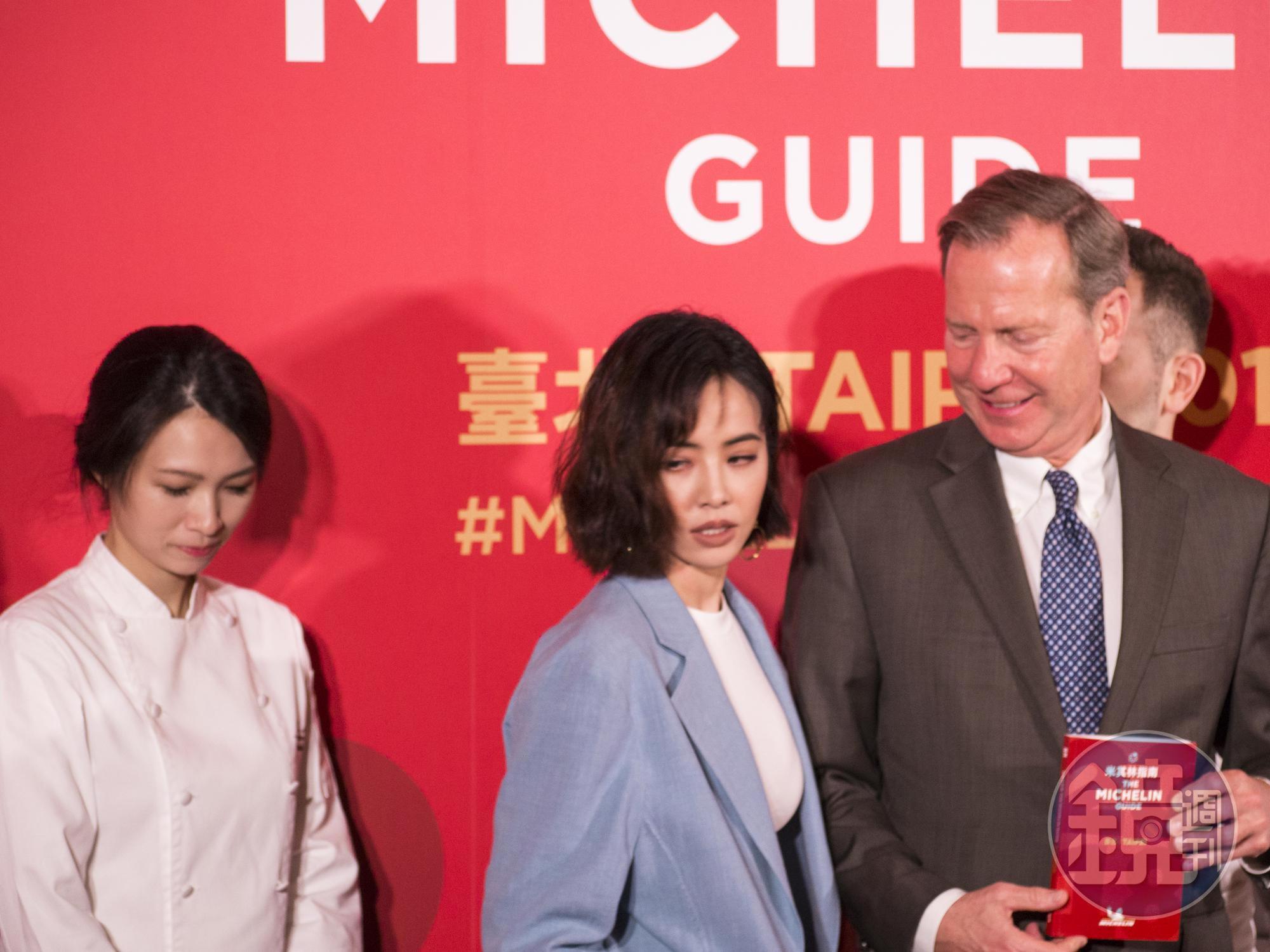 被找來米其林站台卻沒翻糖蛋糕，Jolin（中）大概自己也不知道為何在這裡。