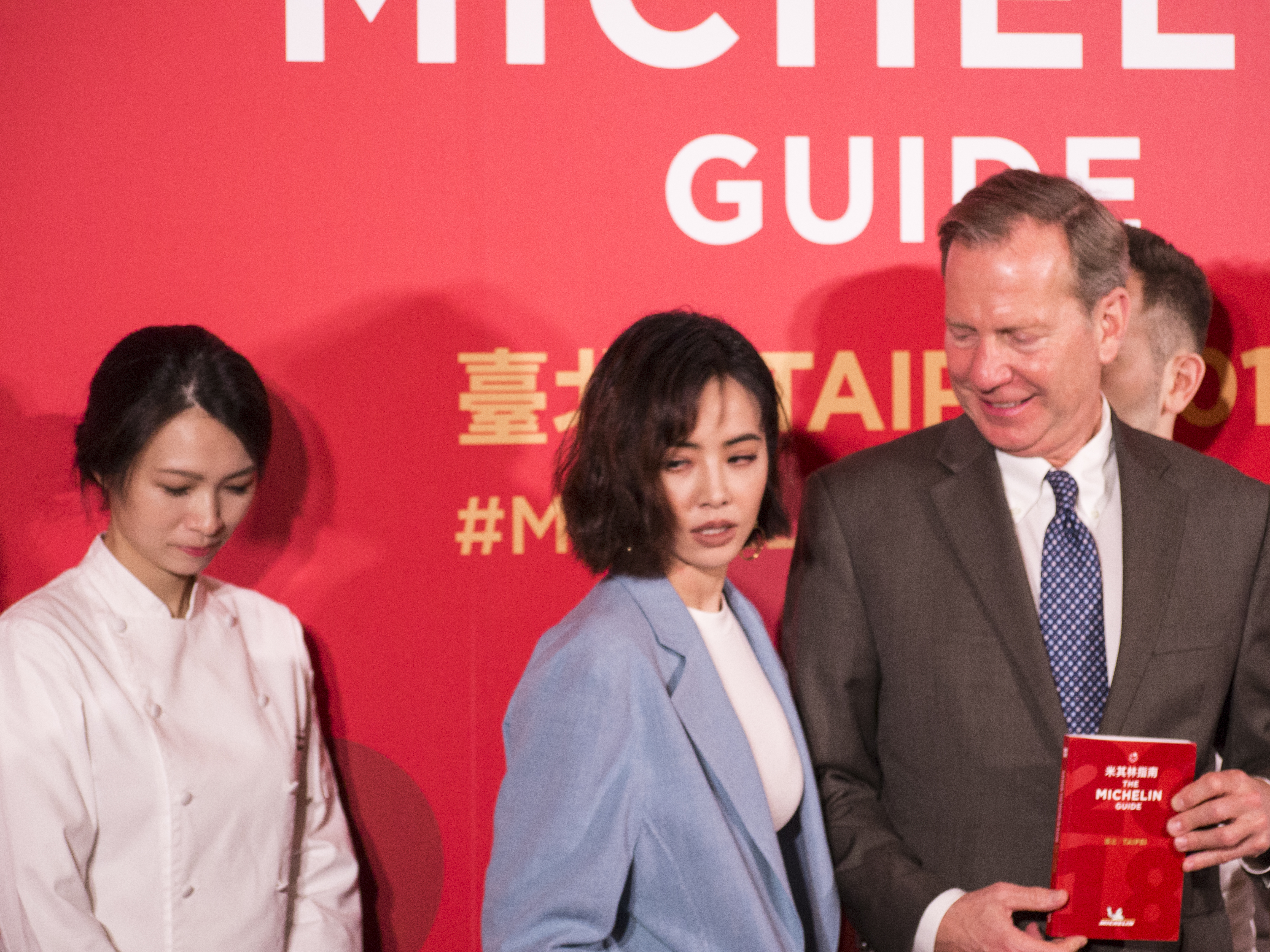 被找來米其林站台卻沒翻糖蛋糕，Jolin（中）大概自己也不知道為何在這裡。