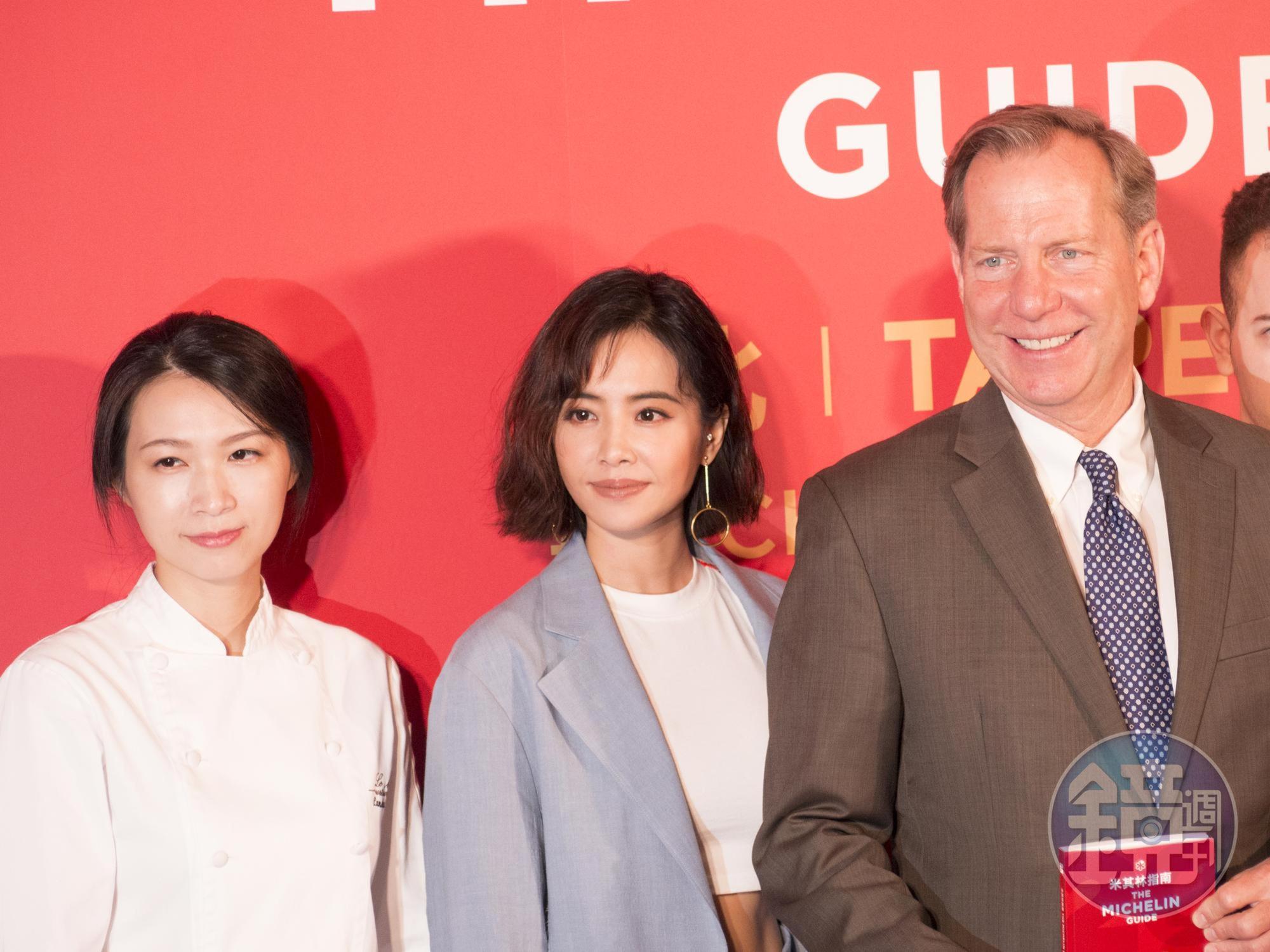 Jolin來當台北米其林指南嘉賓，左為樂沐主廚陳嵐舒，右為米其林指南國際總監Michael Ellis。
