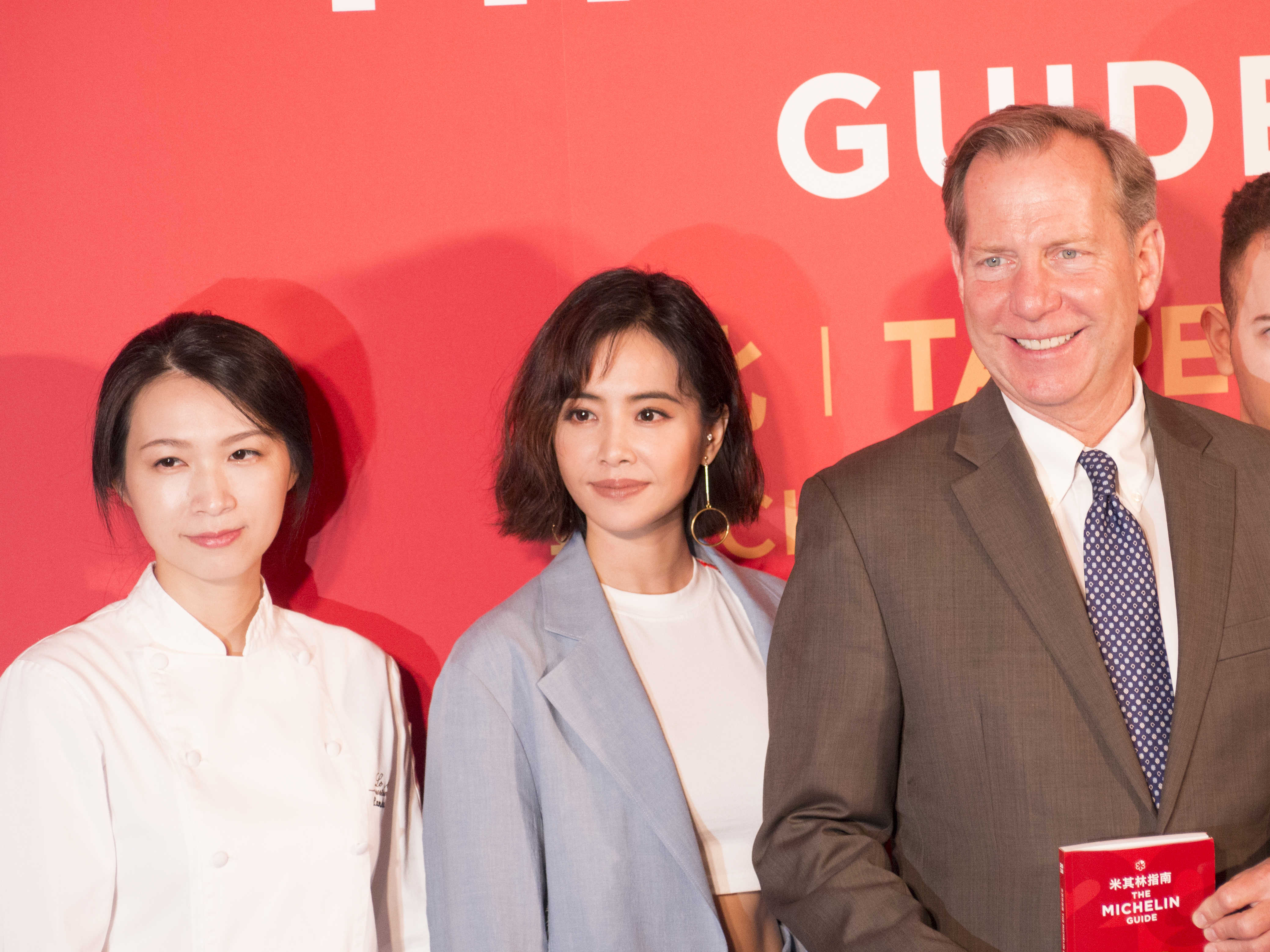 Jolin來當台北米其林指南嘉賓，左為樂沐主廚陳嵐舒，右為米其林指南國際總監Michael Ellis。