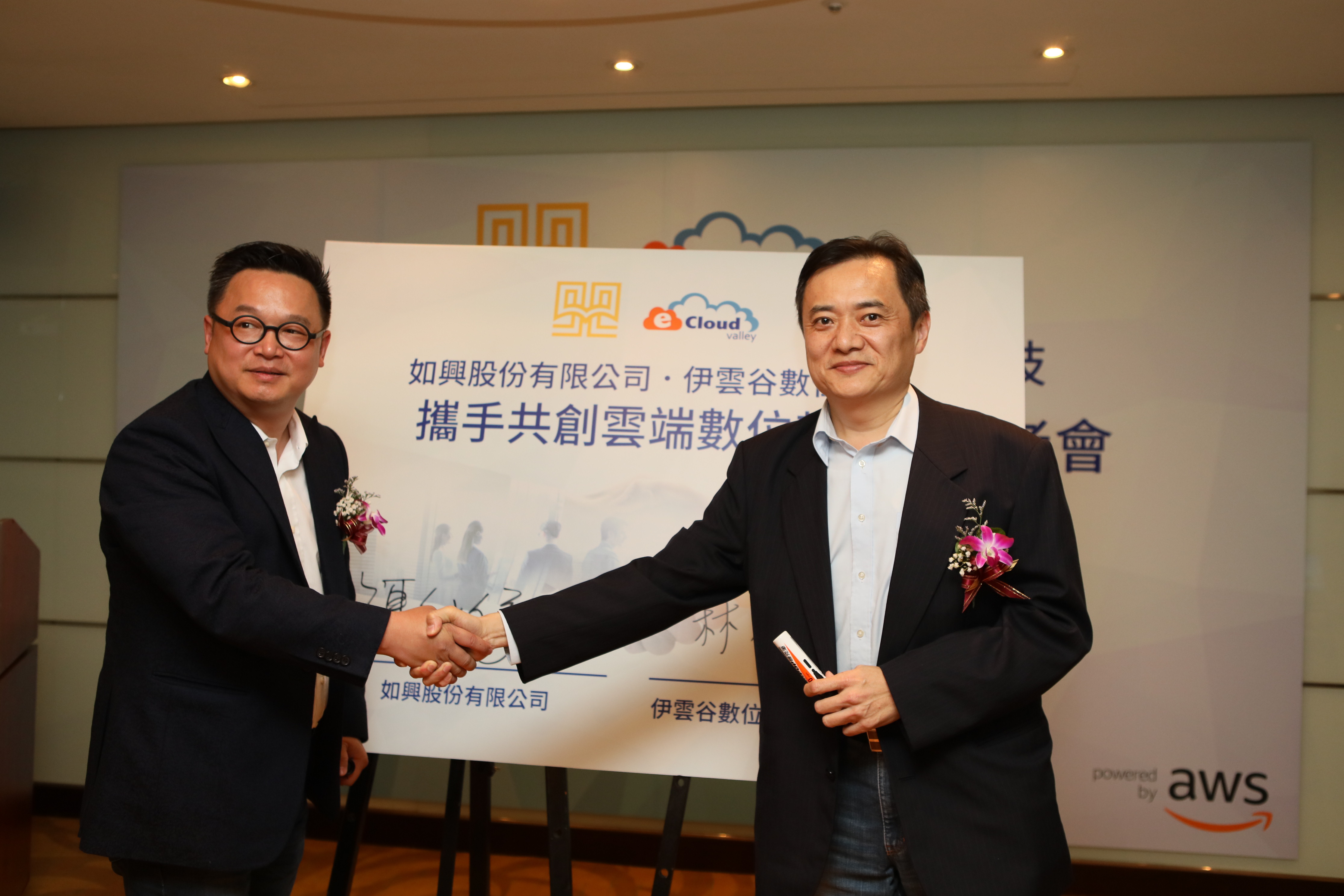 如興董事長陳仕修（左）、伊雲谷數位科技林啓雄（右）3月14日公布攜手共創雲端數位轉型計畫。
