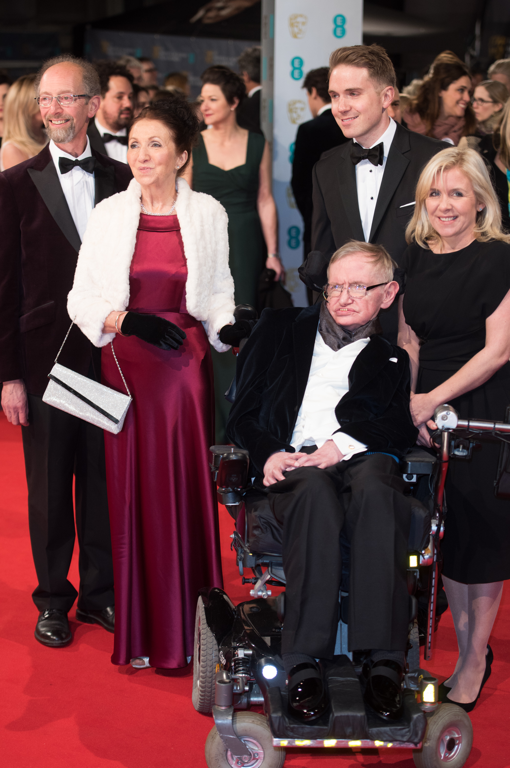 霍金2015年在家人陪伴下出席英國影藝學院電影獎,右一是女兒露西,右二是兒子提姆,左二是前妻Jane。(東方IC)