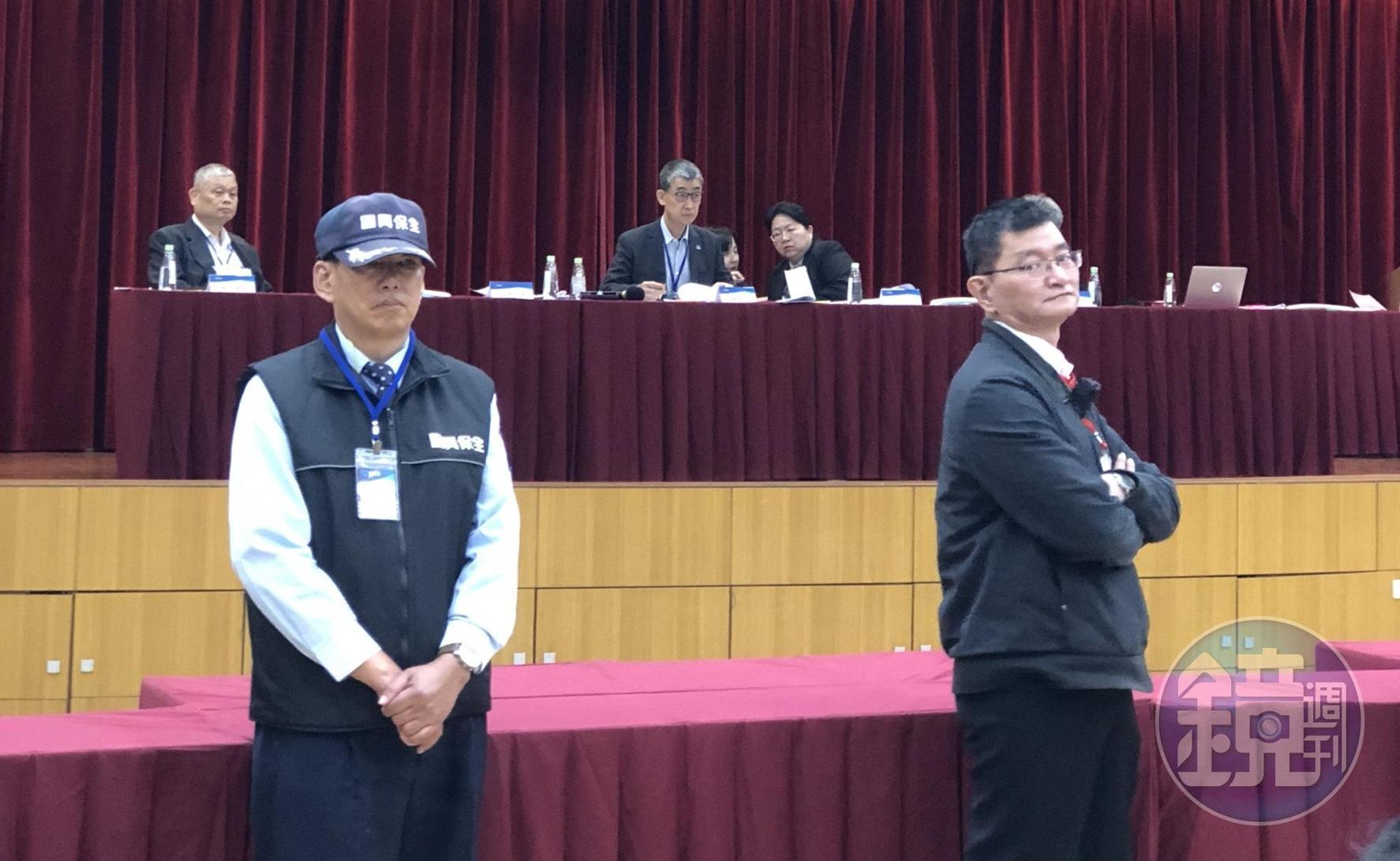 蔚華科技公司今天召開臨時股東會，全面改選董事，卻未依公告規定立即公布新任董事名單，市場派準備對董座提告。