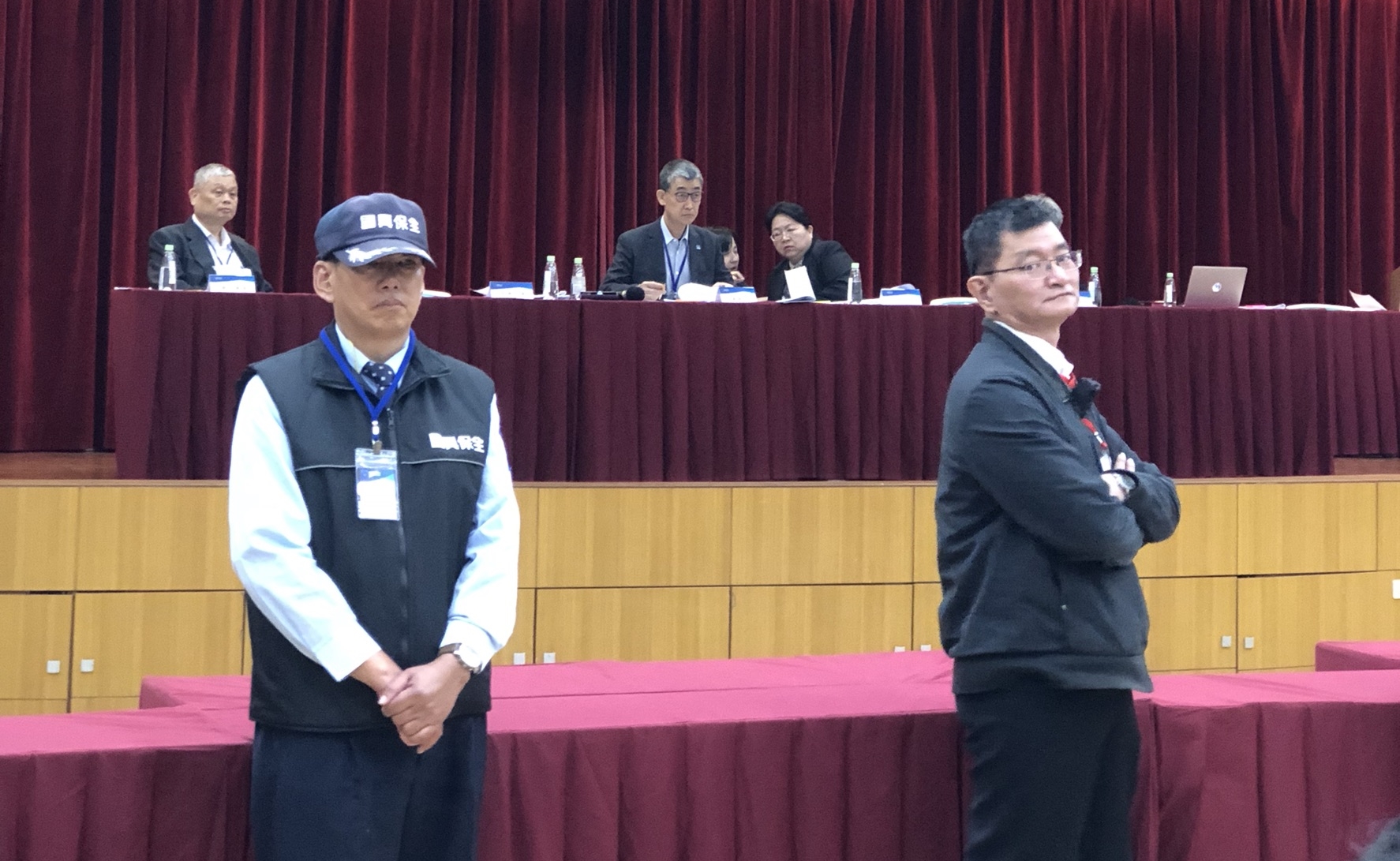 蔚華科技公司今天召開臨時股東會，全面改選董事，卻未依公告規定立即公布新任董事名單，市場派準備對董座提告。