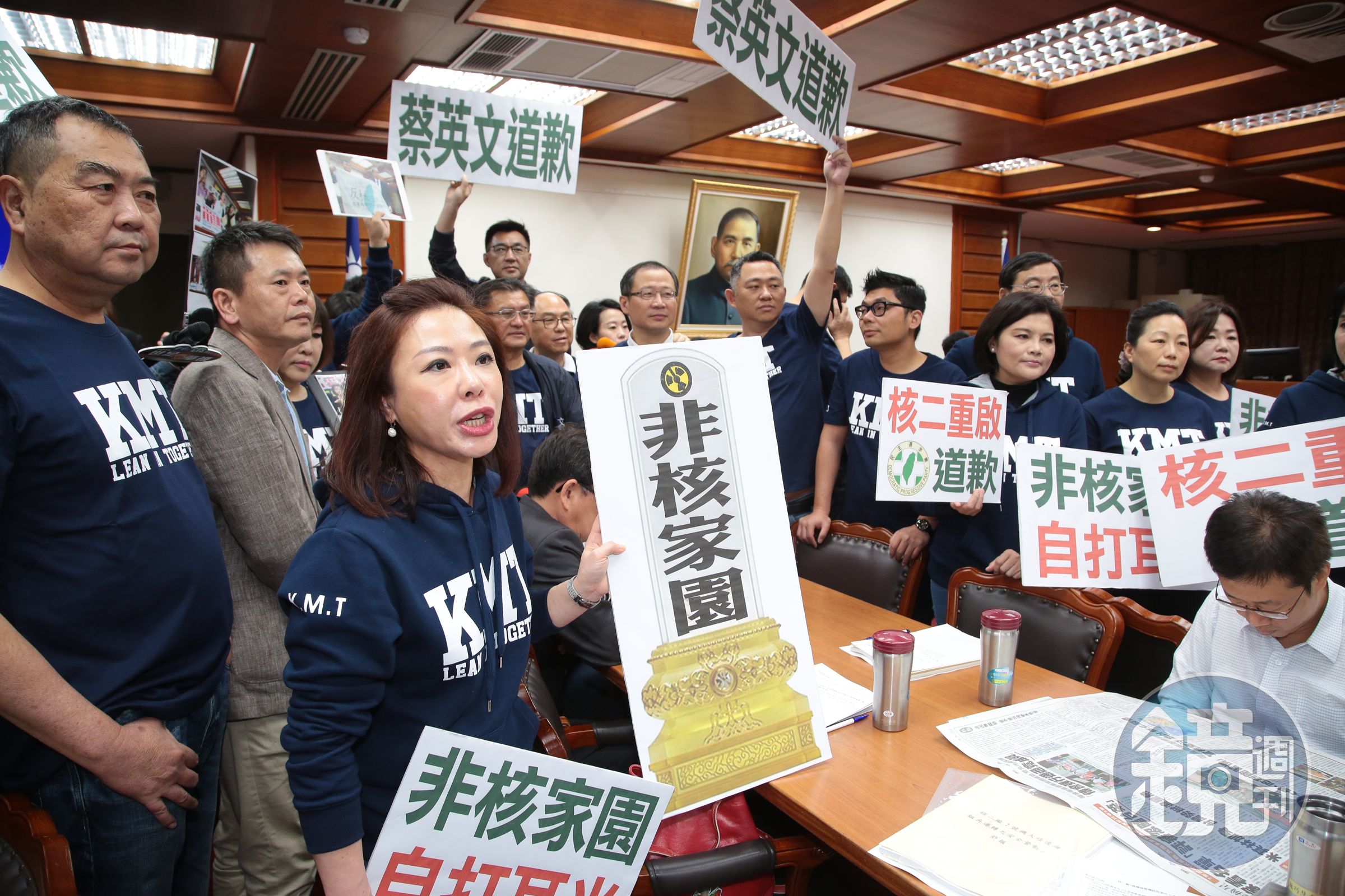 立法院教委會今邀原能會進行核二廠2號機再轉專案報告，藍委集結抗議。