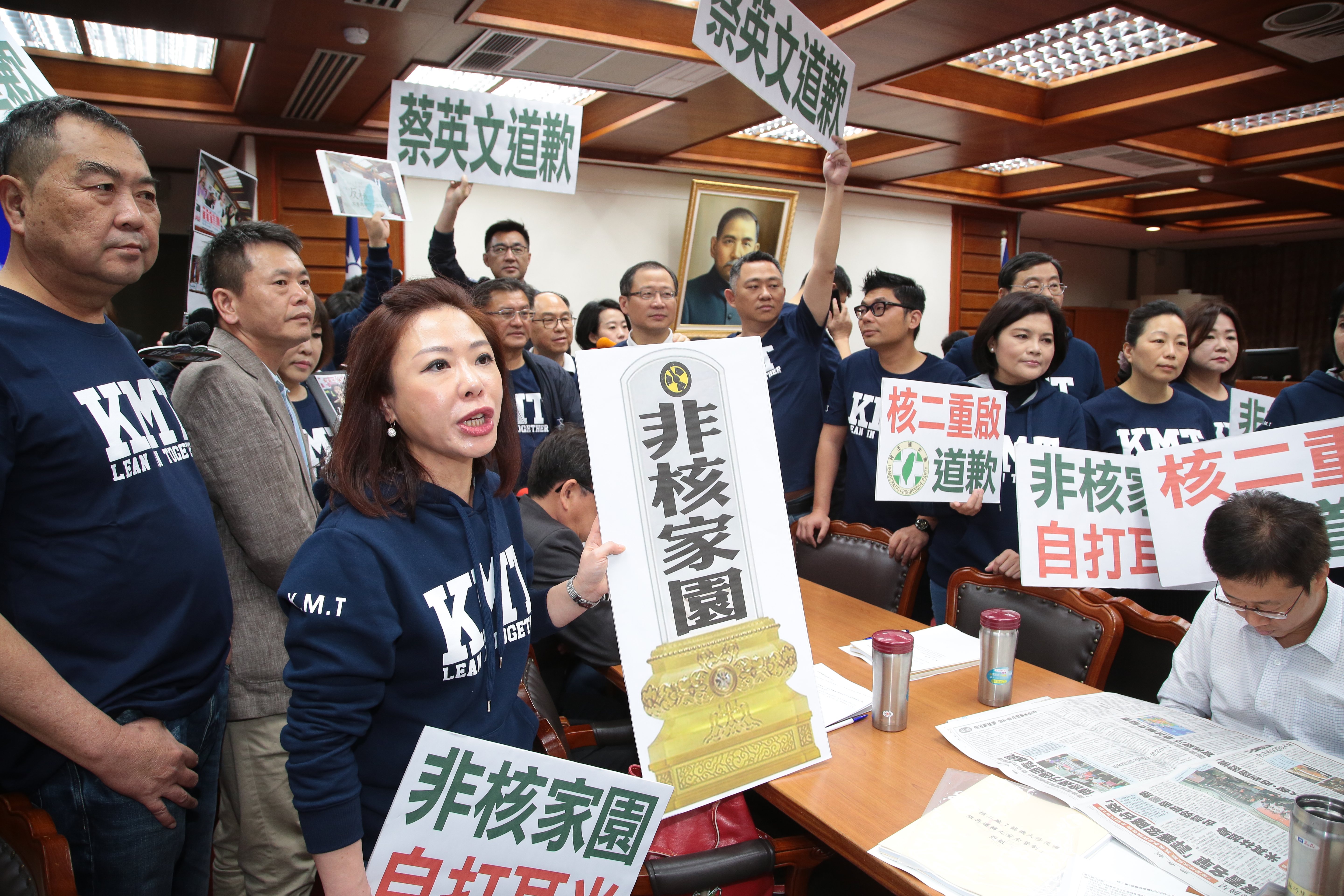 立法院教委會今邀原能會進行核二廠2號機再轉專案報告，藍委集結抗議。