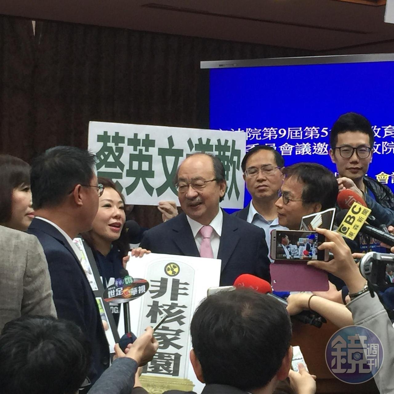 國民黨團要求民進黨應對重啟核二廠道歉。民進黨團總召柯建銘說,時空環境已不同。