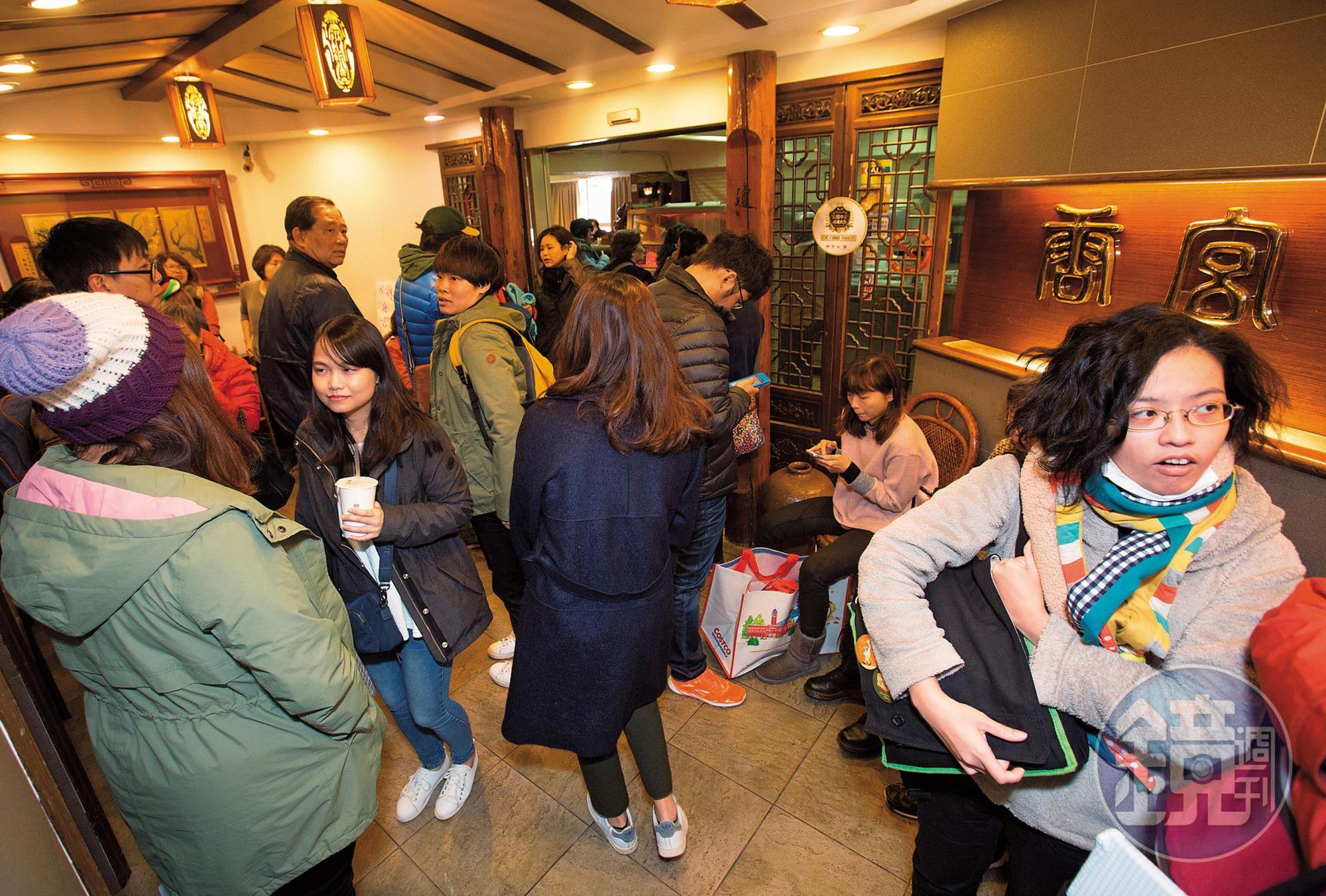 假日中午不到11點，店門口已經排了許多等著用餐的客人。