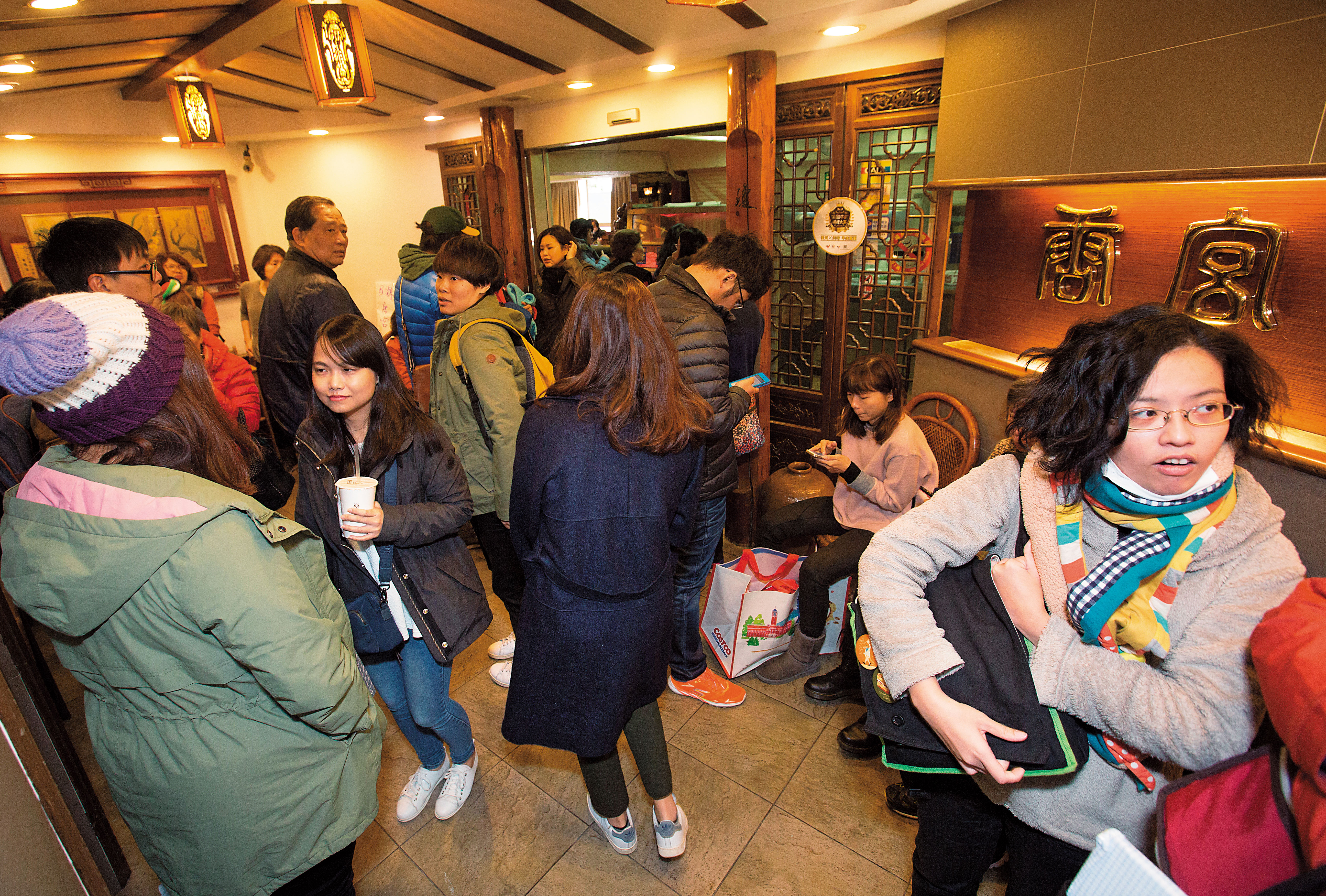 假日中午不到11點，店門口已經排了許多等著用餐的客人。