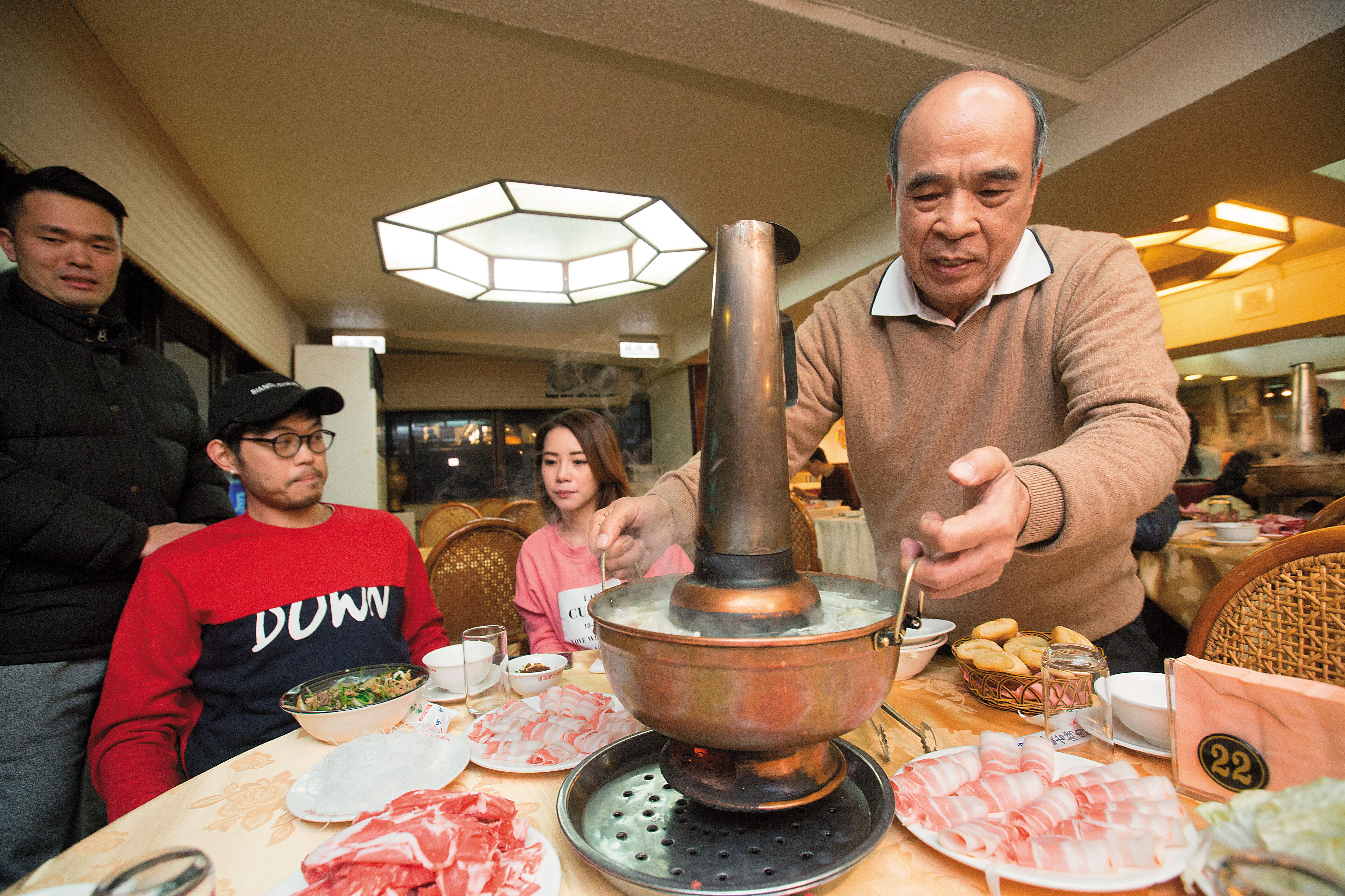 陳詠富（右）把客人當衣食父母，服務應對進退相當有一套。