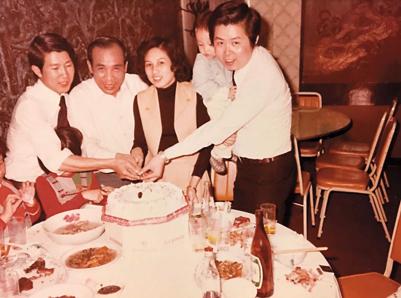 陳詠富（左二）與汪茂村（右一）年輕時一起打拚，感情不輸給親兄弟。（唐宮提供）