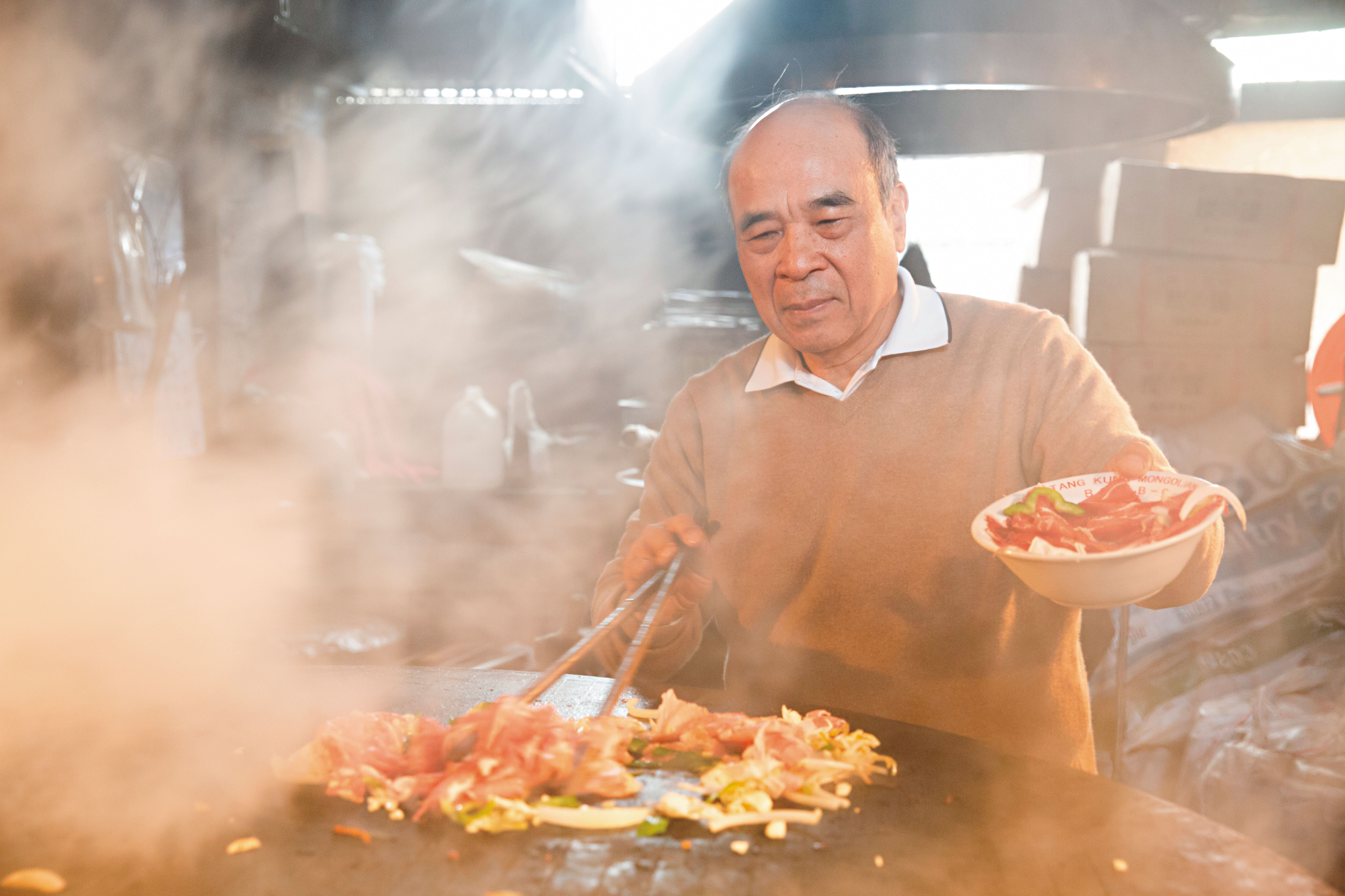 當年的送肉小弟陳詠富，42年後已是台北市生意最好的蒙古烤肉店老闆。