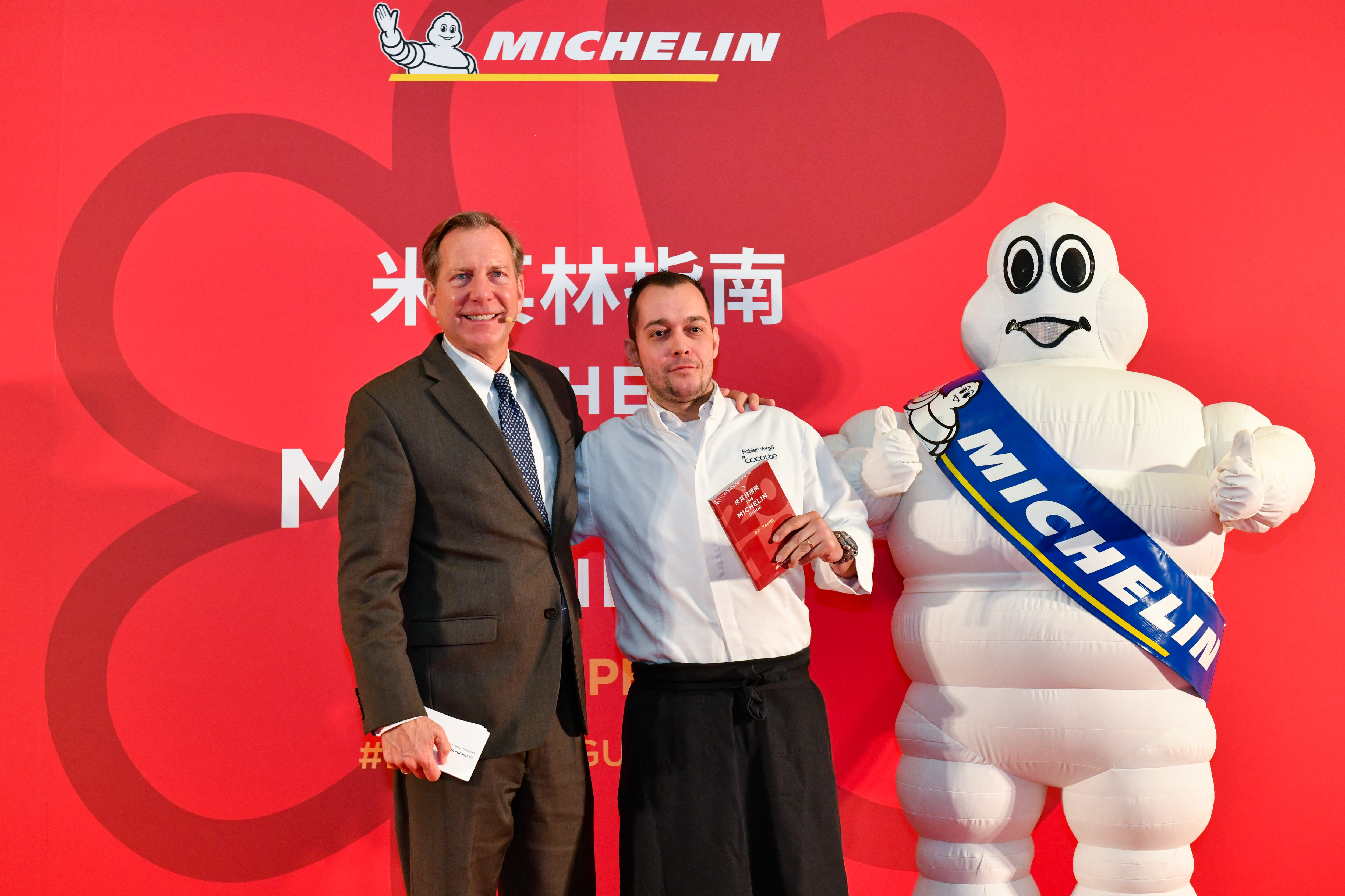 「La Cocotte by Fabien Vergé」店主Fabien（中）上台領獎，和米其林指南國際總監Michael Ellis（左）、米寶合影。