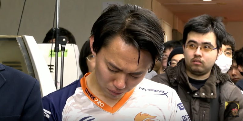 Tokido敗給梅原後，幾乎哭到不能自己。（圖：翻攝自youtube）