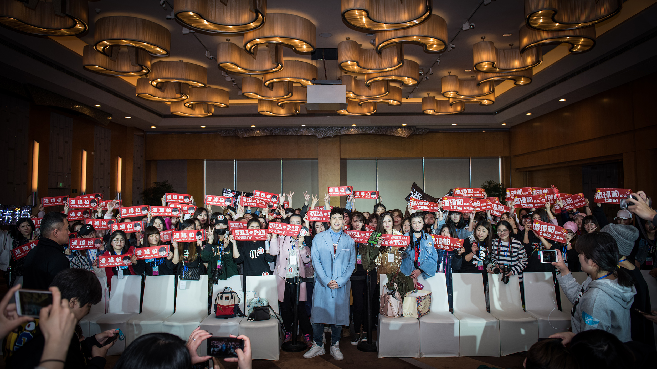 潘瑋柏和粉絲大合照。（華納提供）