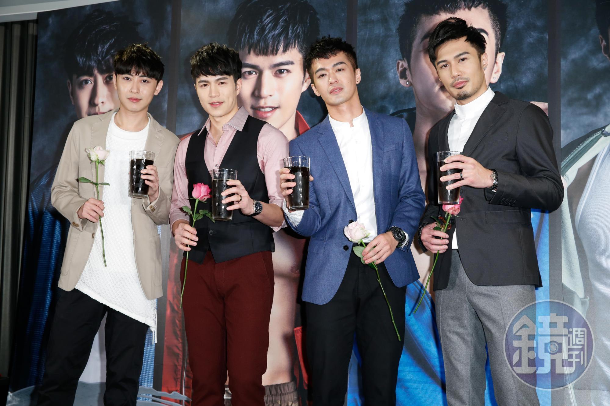 男團M4推出單曲《迷戀》,團員(左起)盧煥剛、陳奕廷、鄭喬意、潘睿睿拿著玫瑰帥氣現身。