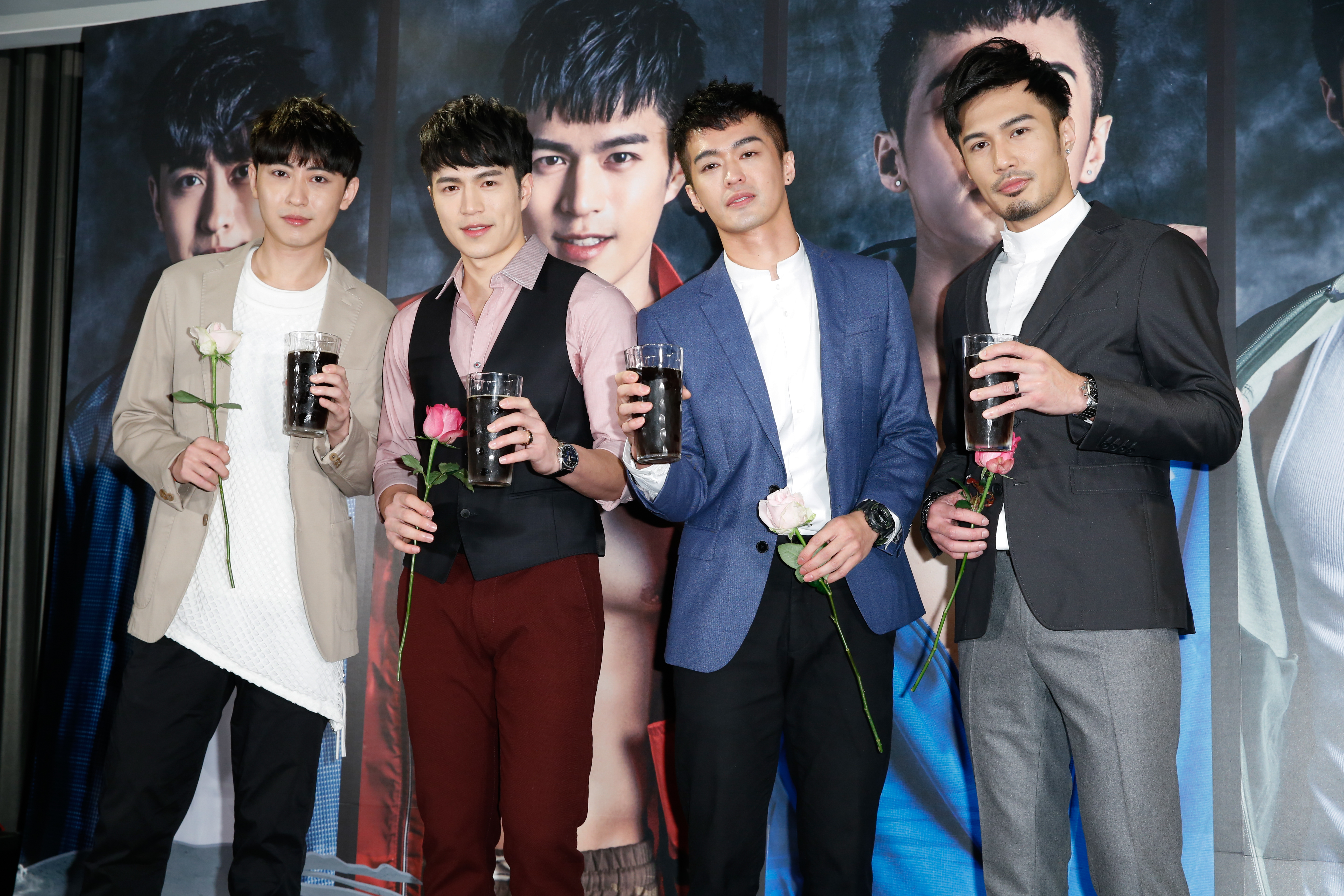 男團M4推出單曲《迷戀》，團員（左起）盧煥剛、陳奕廷、鄭喬意、潘睿睿拿著玫瑰帥氣現身。