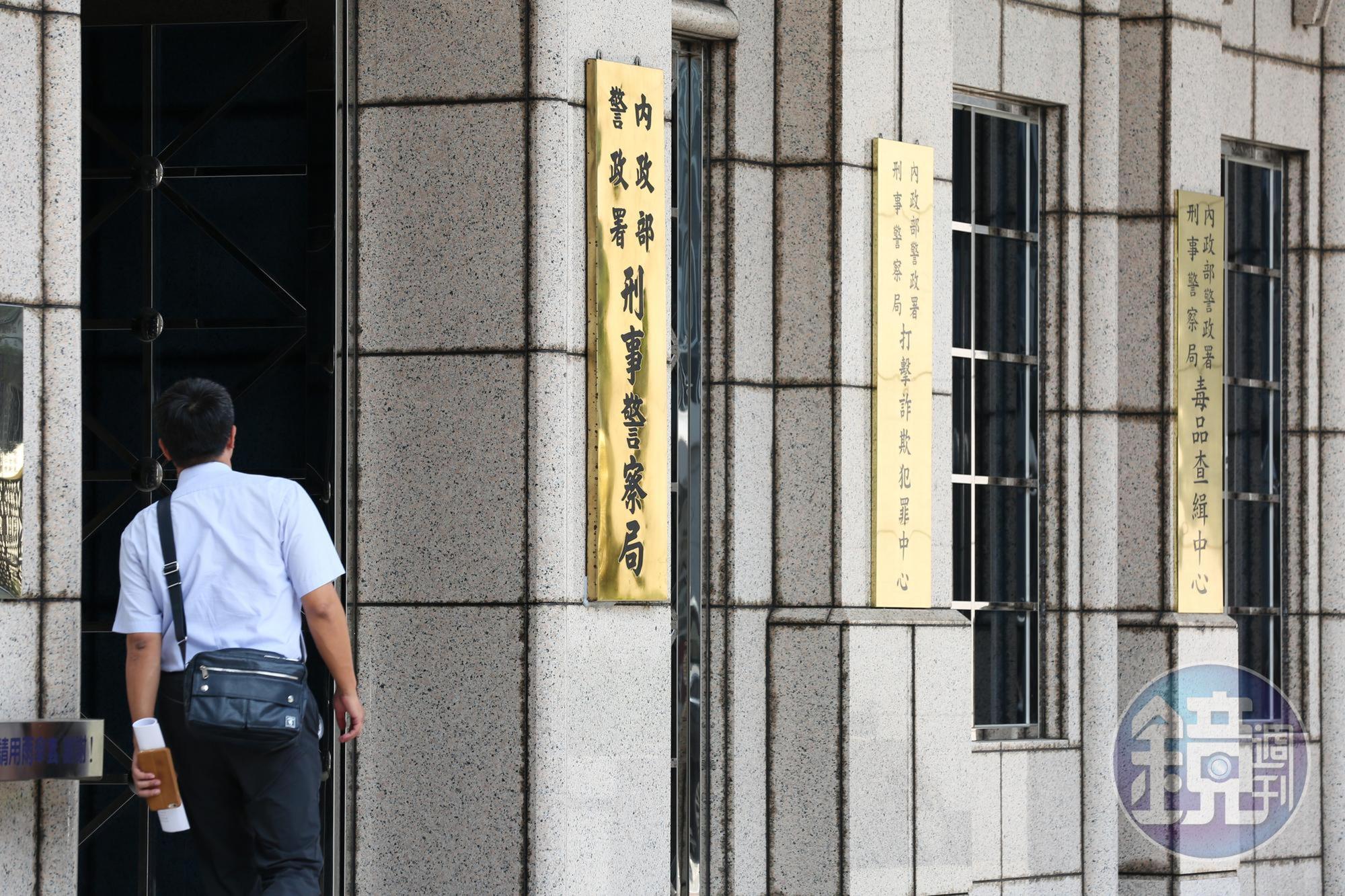 〈人類免疫缺乏病毒傳染防治及感染者權益保障條例〉中規定,帶原者若隱滿病情與他人做愛將受刑罰,這成為很多帶原者與他人交往時的陰影。