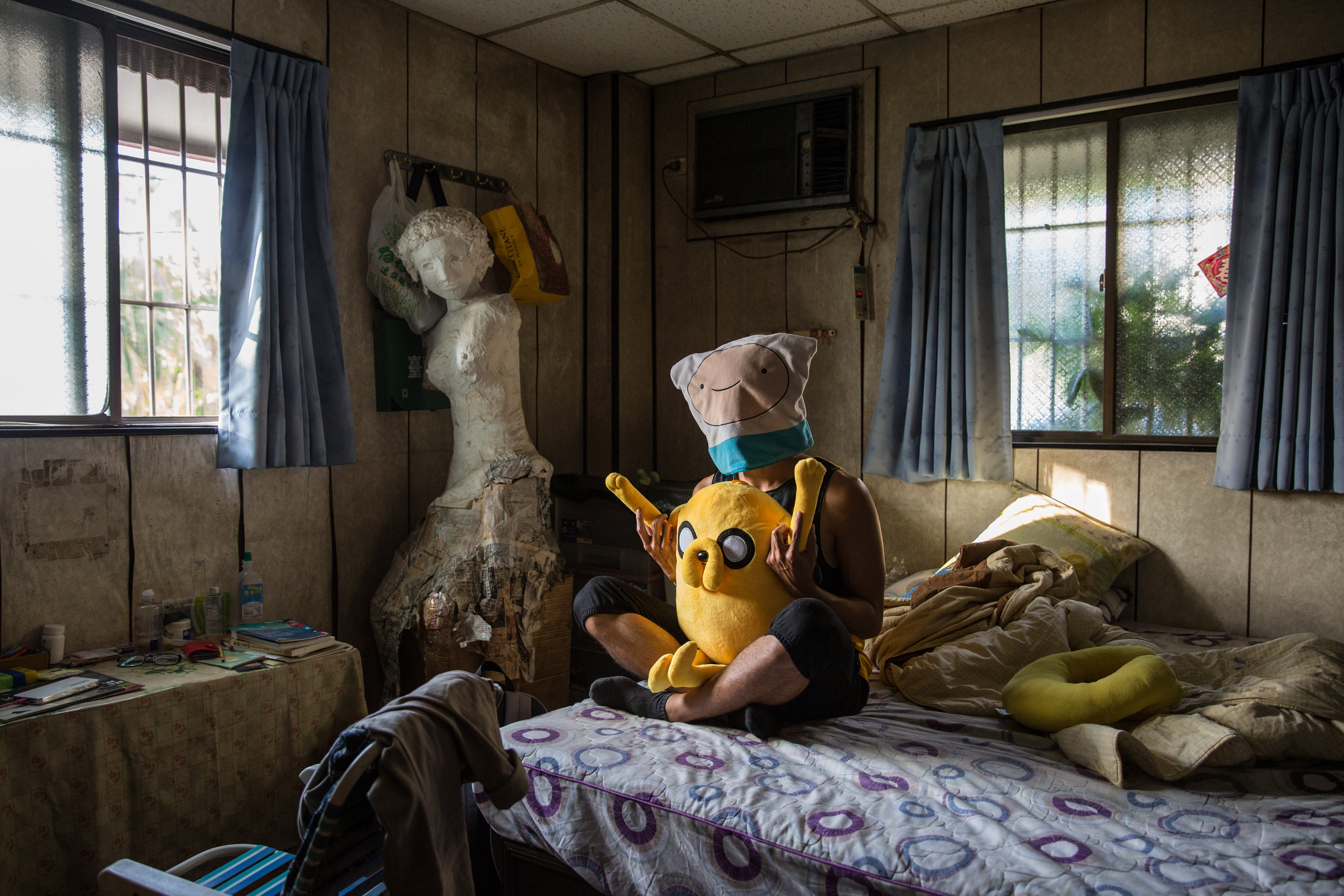 這是霖霖(化名)的房間,為了讓生活有目標不再深陷毒海,他去年去環島旅行,旅行時他就戴著這個頭套面具四處拍照。