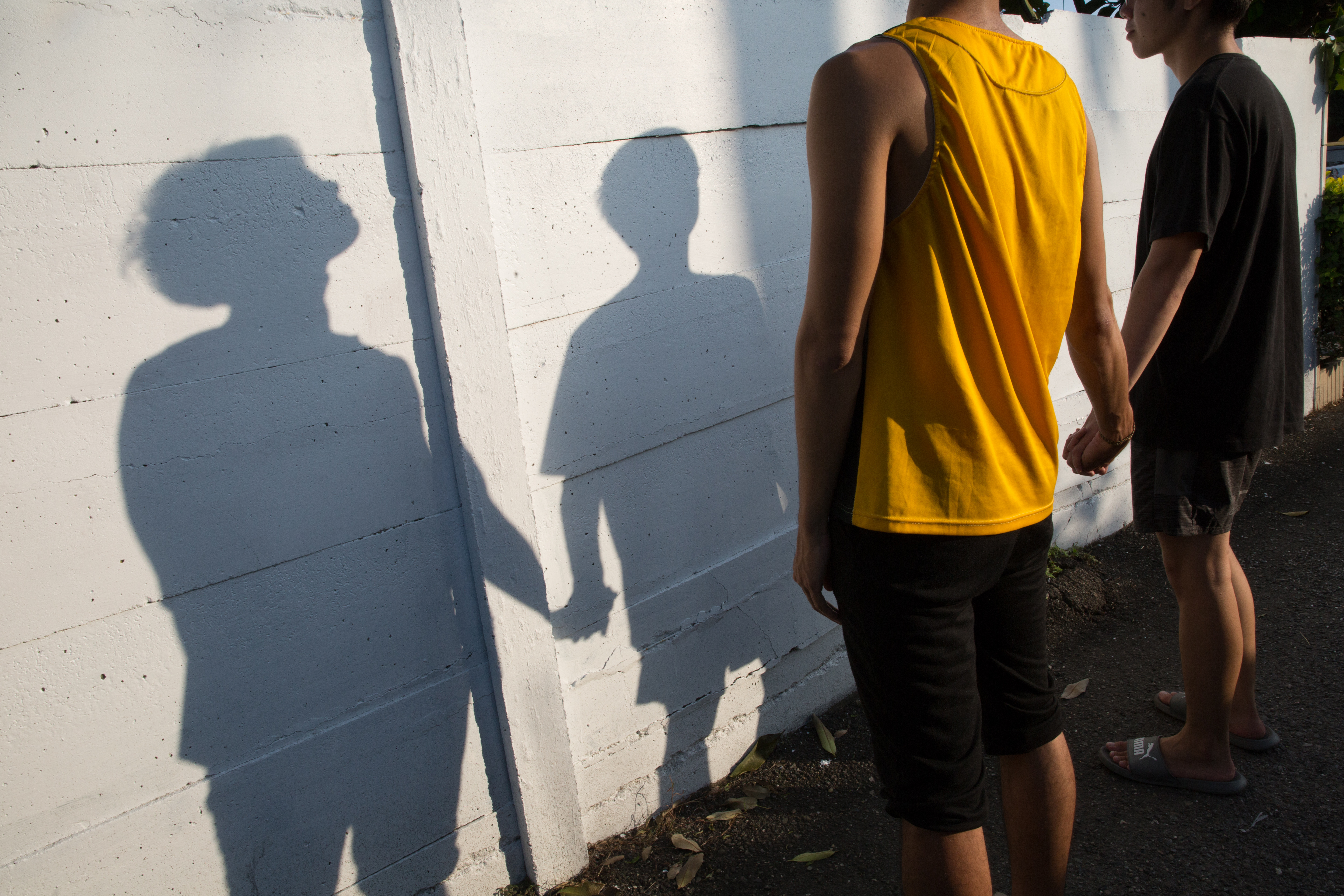 17歲時,被醫院通知是陽性時,霖霖(黃衣)正一人在家旁的這條巷子散步;7年後,他一樣在條巷子散步,但手邊牽的是男友的手。