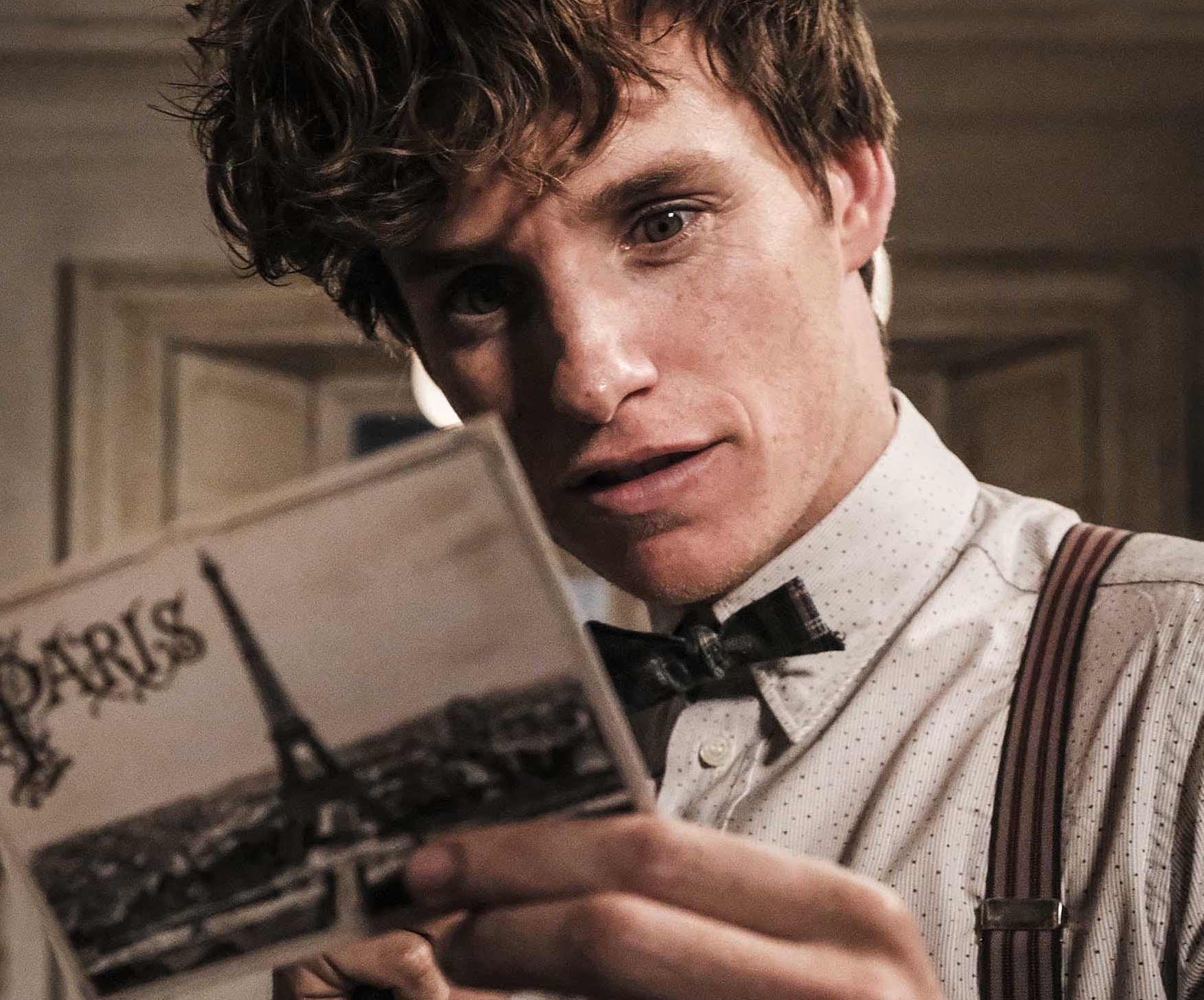 艾迪瑞德曼回鍋飾演紐特斯卡曼德，而從他手上拿的明信片可以知道，這一集的故事會發生在巴黎。（華納兄弟）