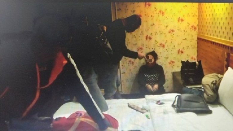 沒有前科的嚴女涉嫌被枕邊人利用幫忙販毒,警方衝入賓館內逮捕藥腳(左下紅衣男)時,忍不住痛斥她「太傻」。(警方提供)