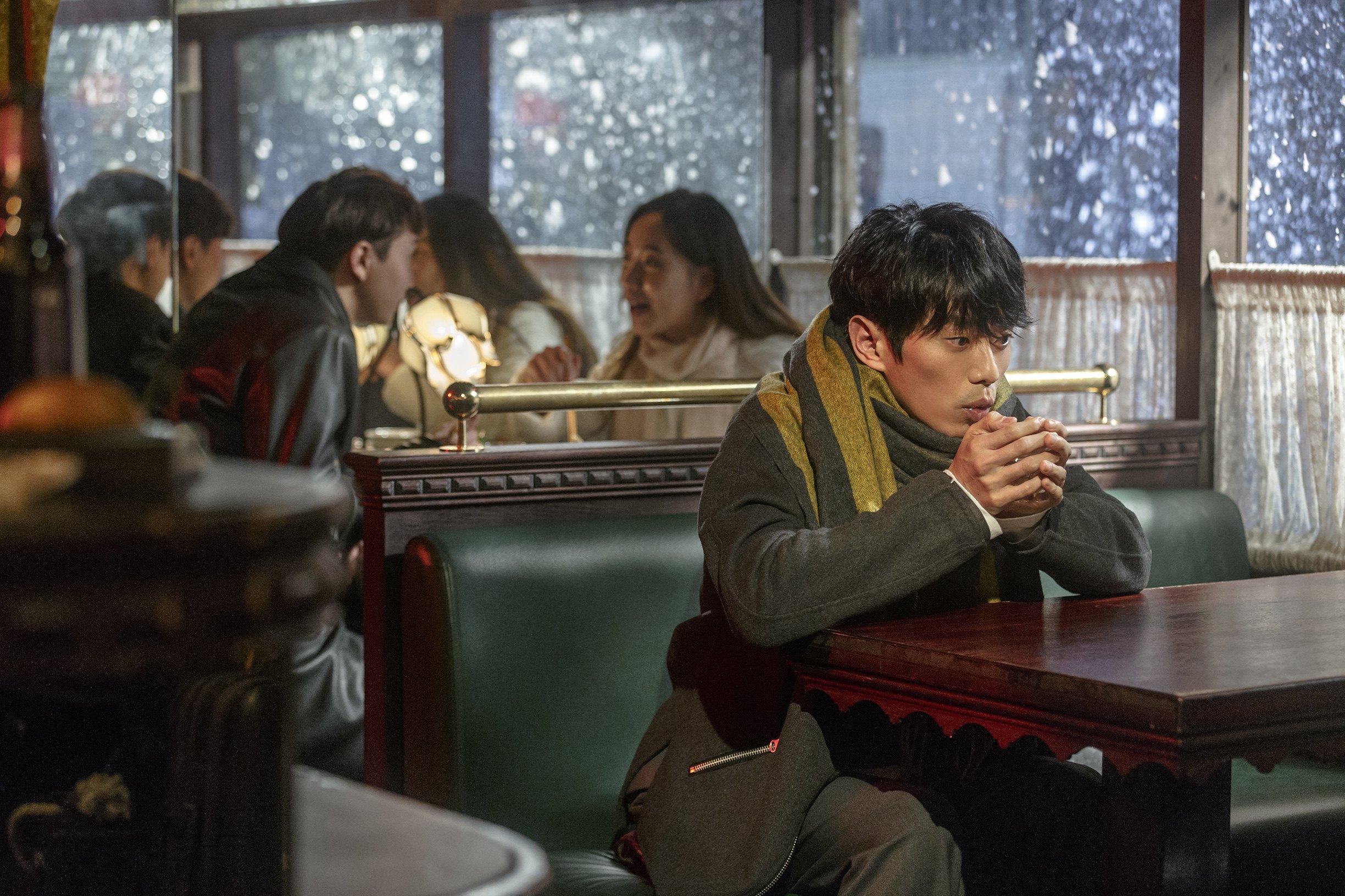 張棟樑拍攝新歌〈最好的快要發生〉MV，在北京等城市拍攝，還出動灑雪機打造出銀白世界。（紅豆娛樂）