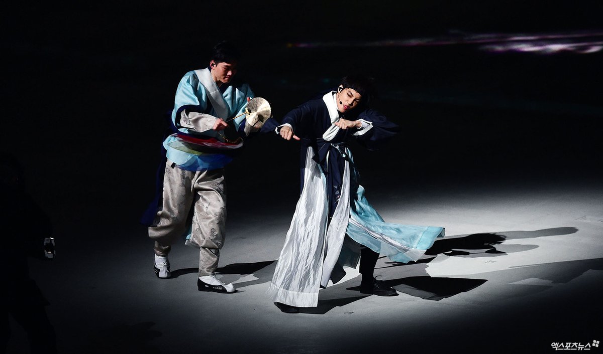 EXO成員KAI（右）在平昌冬季奧運閉幕式以傳統韓服擔任開場演出，展現精采舞技。（翻攝網路）