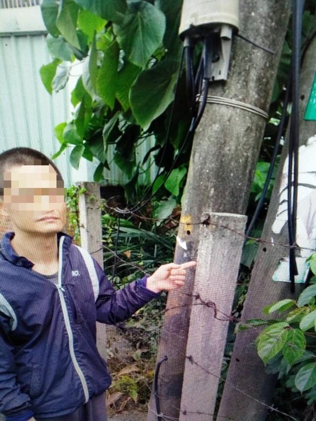 警方押解嫌犯到偷剪電線現場。（警方提供）