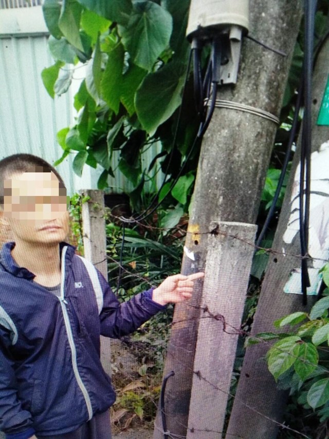 警方押解嫌犯到偷剪電線現場。（警方提供）