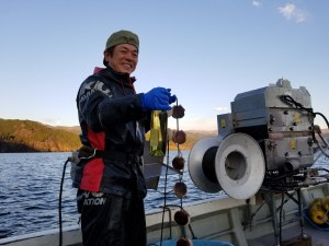 嘗試在養殖場進行葡萄酒熟成的佐佐木淳先生。（翻攝自株式会社地域活性化総合研究所，http://kasseika.club/information/mermaid_news/）