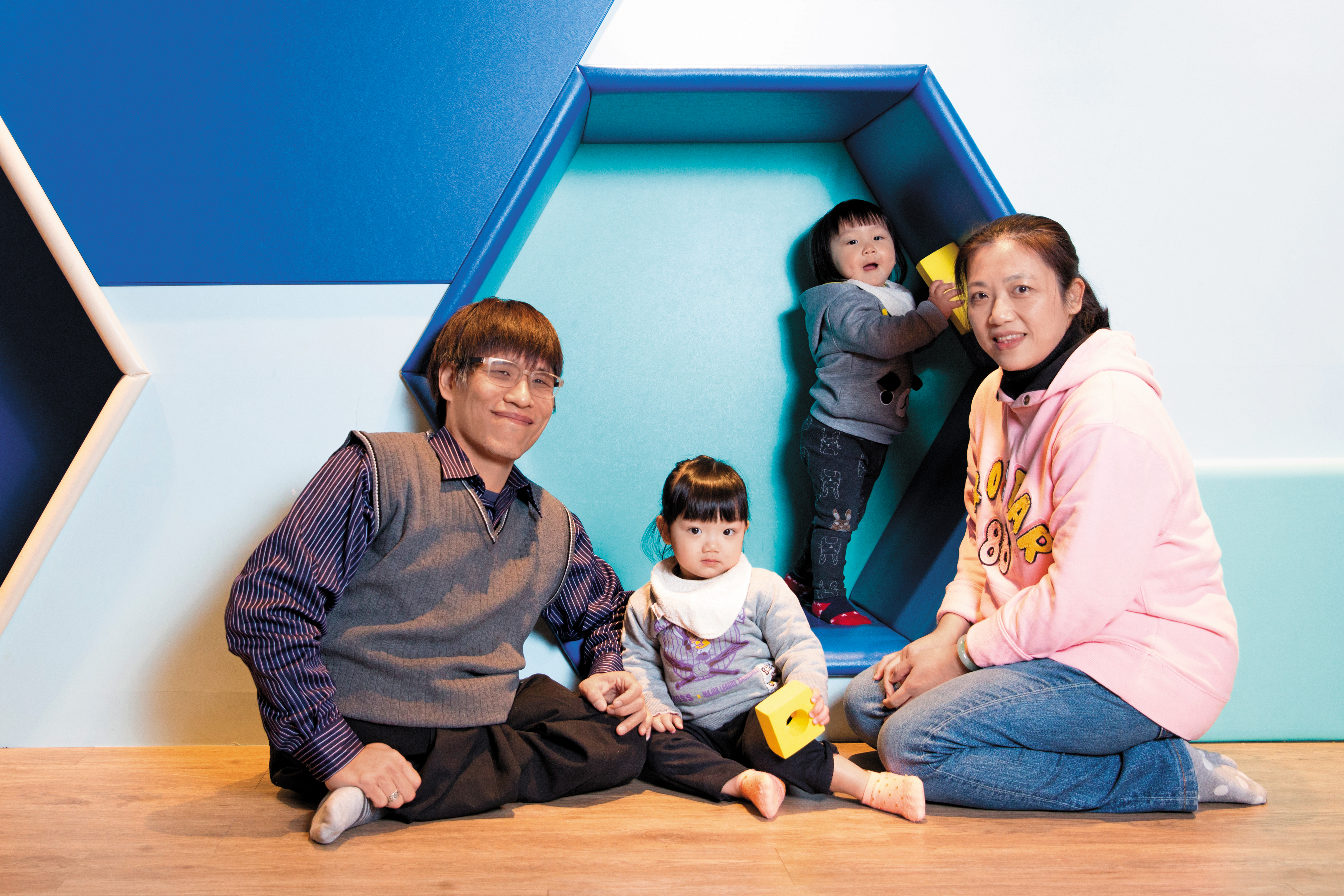 忠義（左）說，有一天自己不在了，老婆蔣文燕（右）有安娜（左2）、艾倫（右2）2個孩子相伴，不會孤單。