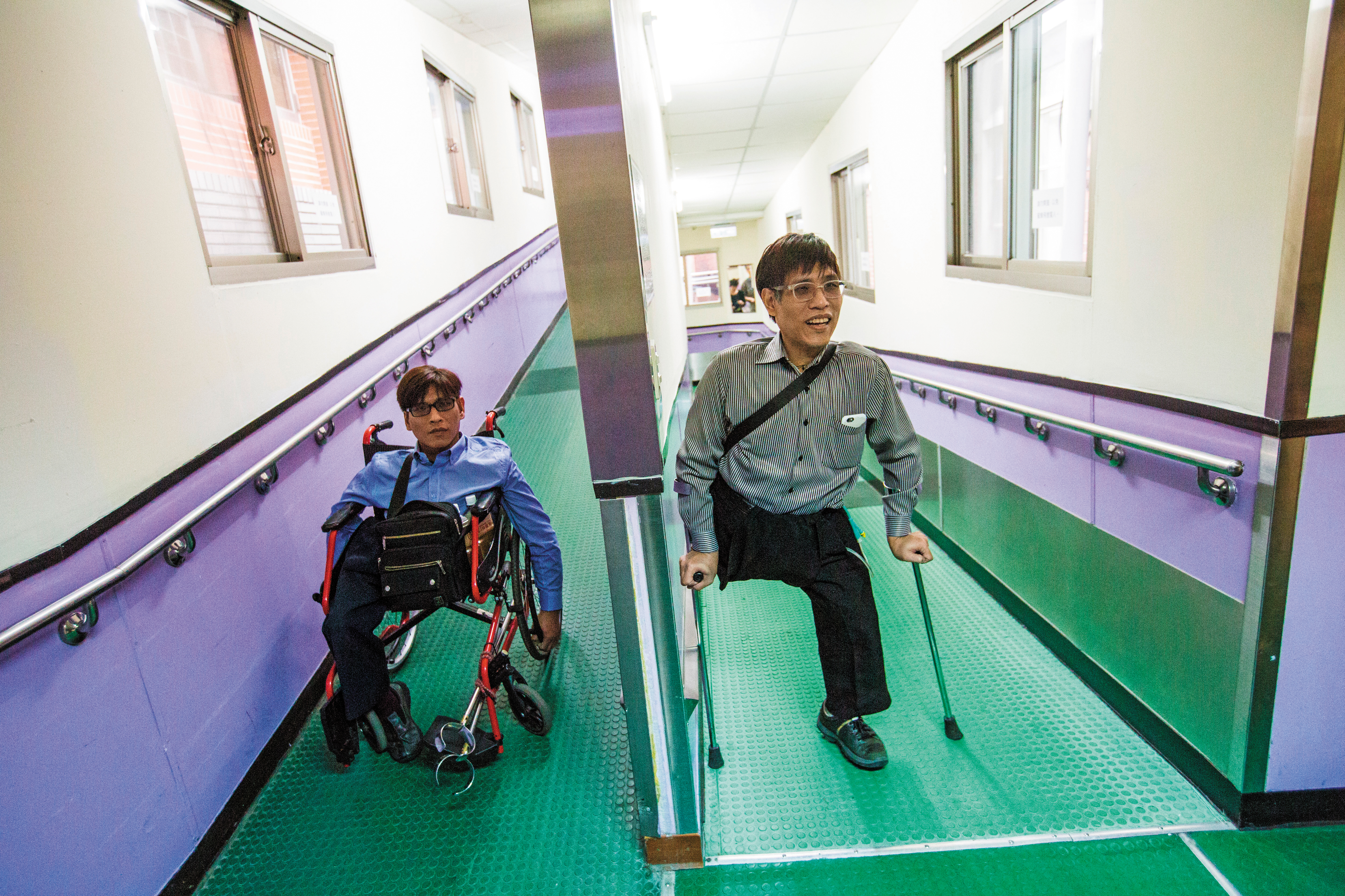 對忠仁（左）、忠義（右）來說，台大醫院如自家廚房，所有事物與氣味都是熟悉的。