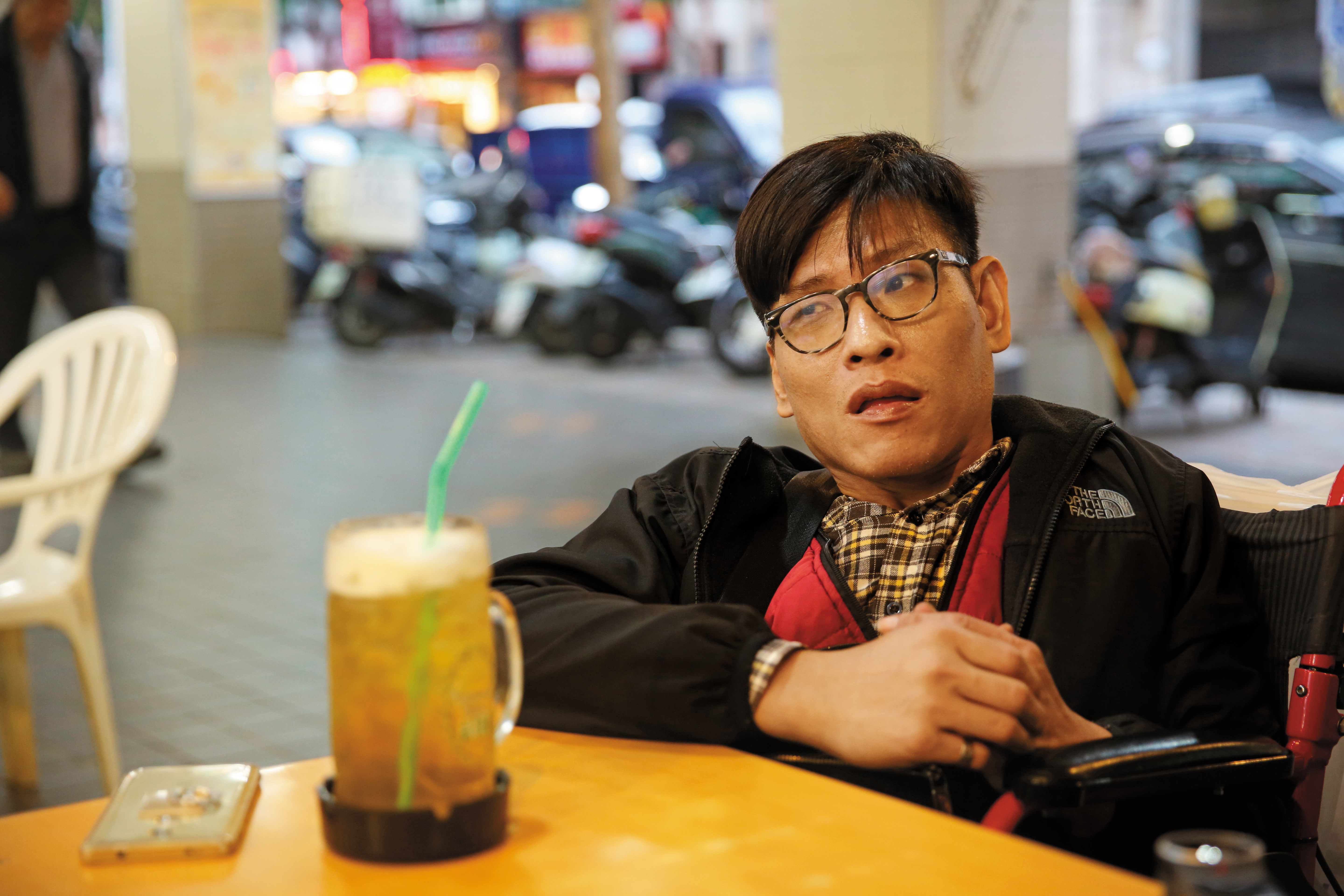 對忠仁來說,活著值得慶幸,但算不上成就,因此他時常到校園演講,想讓更多人知道兄弟倆的故事。