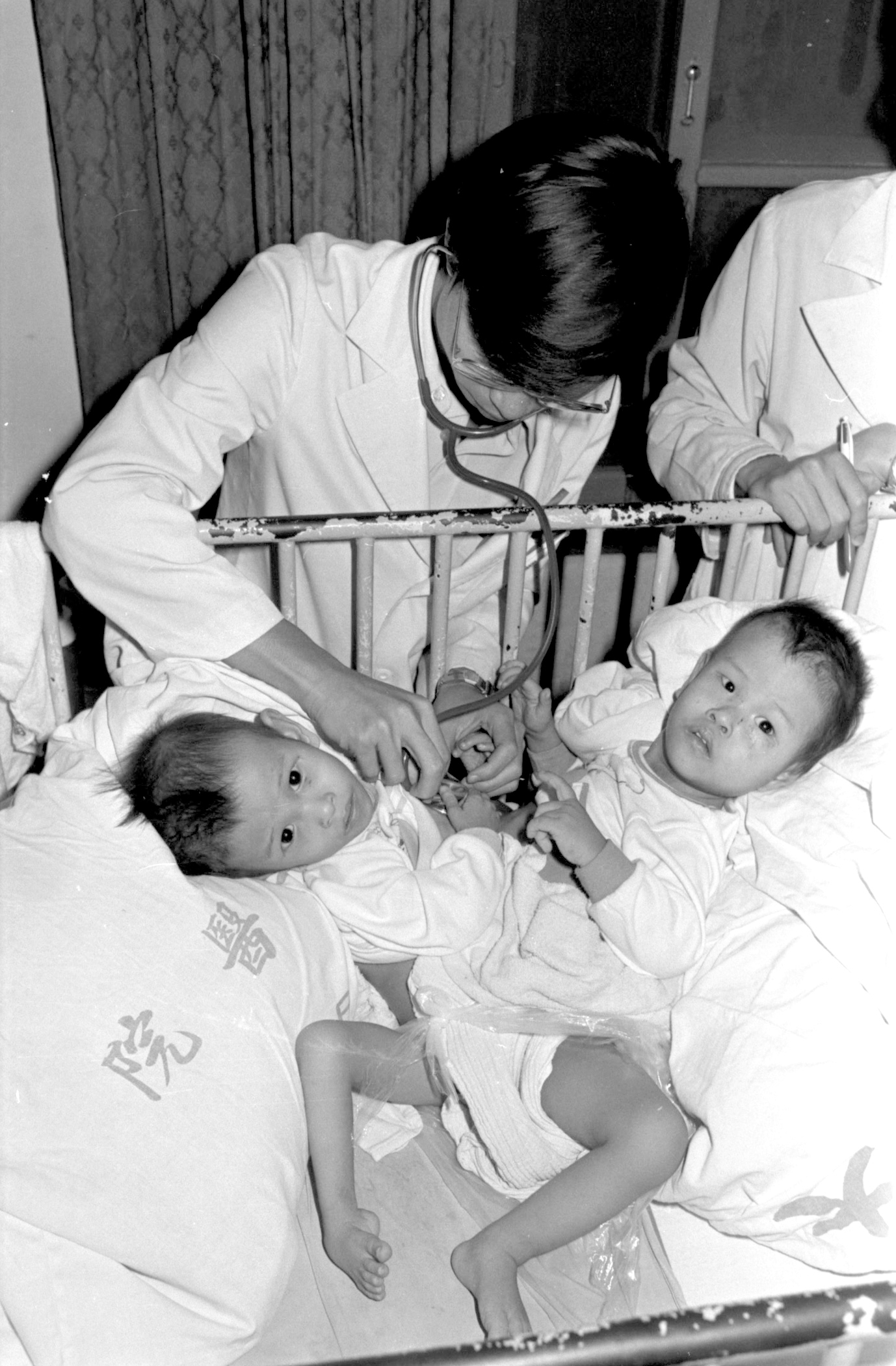 尚未分割前的忠仁(左)、忠義(右),當時即將2歲,在台大醫院接受檢查。(中央社)