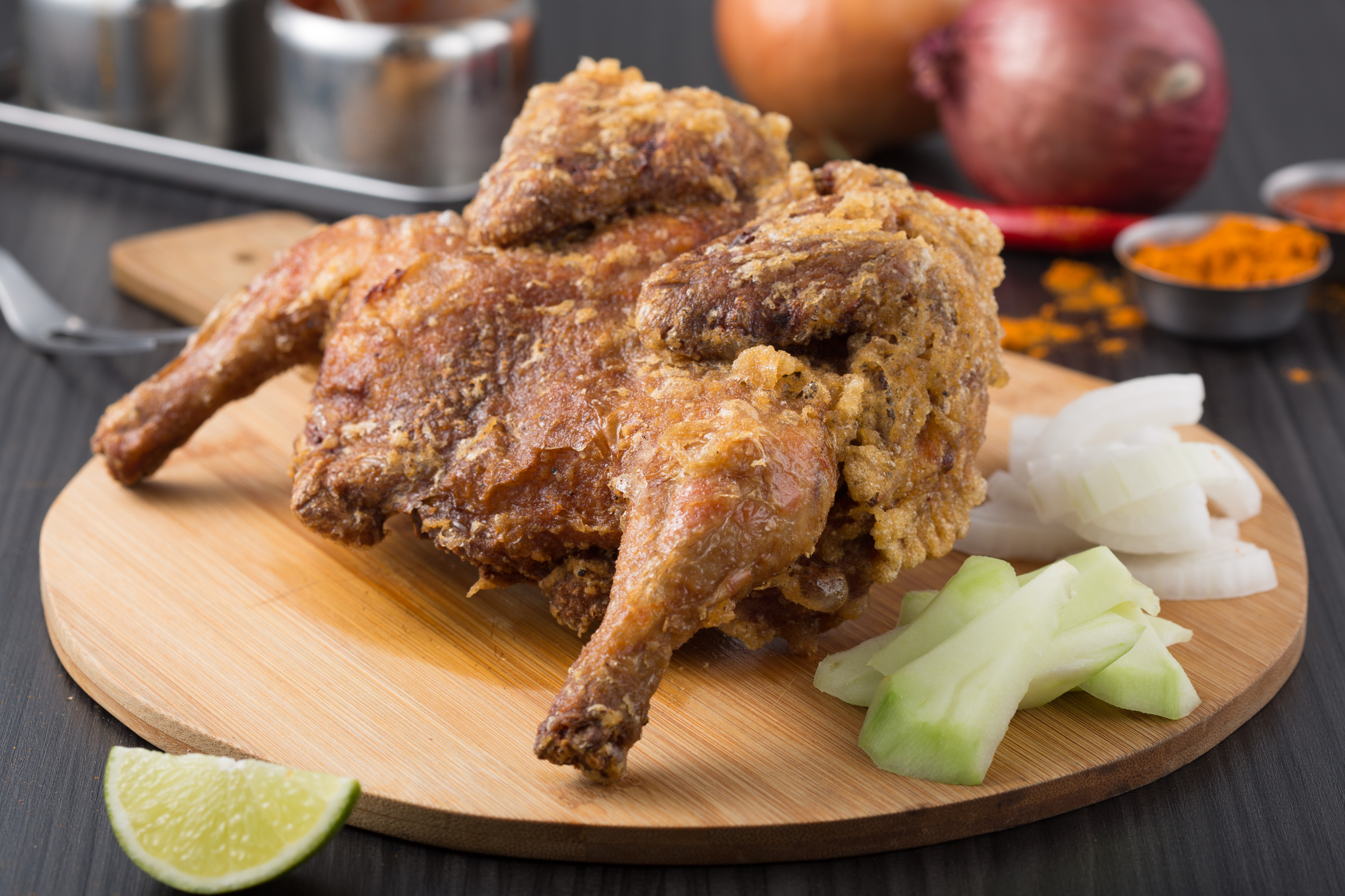 「黃金春雞」外皮酥脆不油，鮮甜雞汁緊鎖肉中，雞肉軟嫩不柴，香料味濃郁。（380元／整隻）