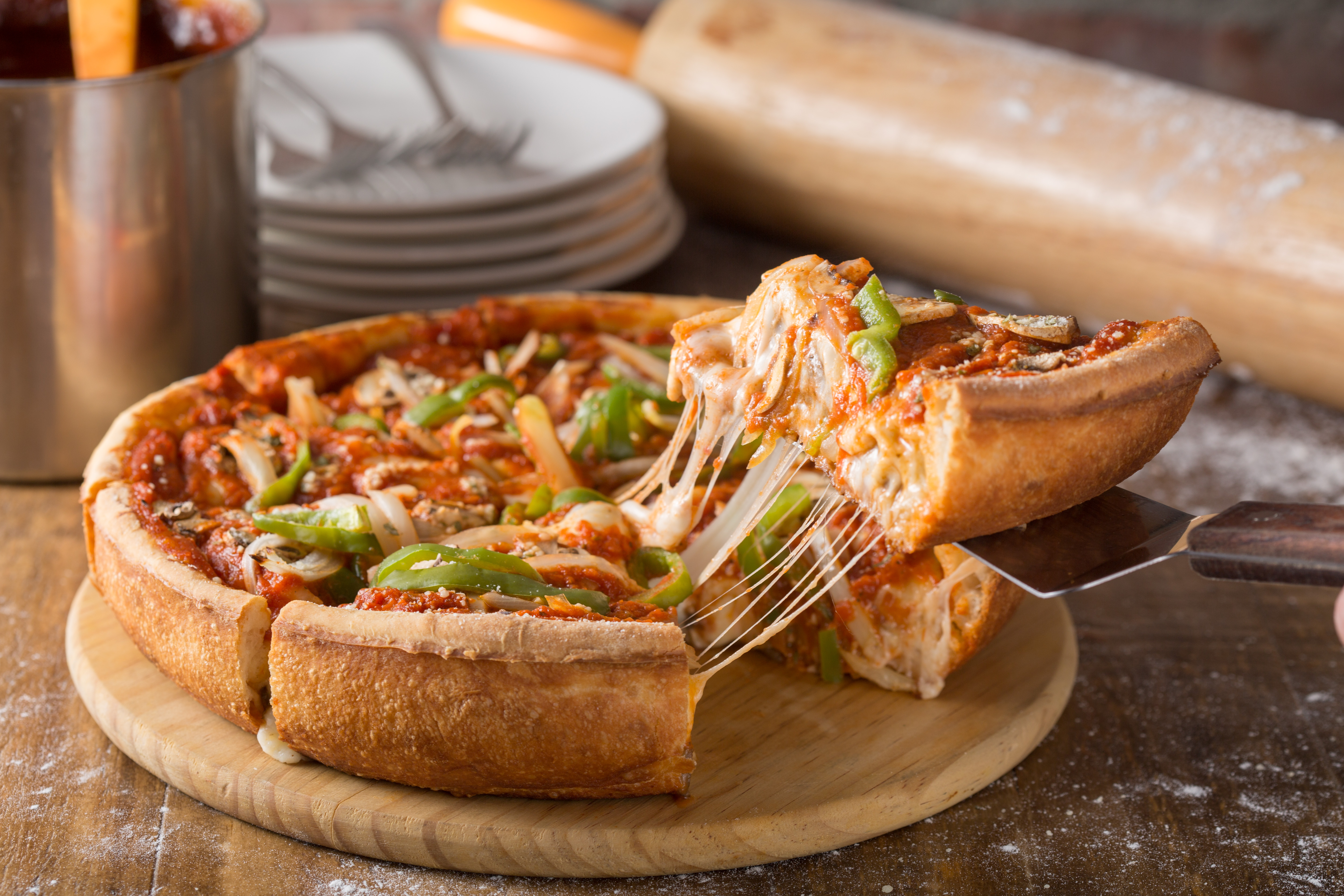 源自美國芝加哥的「深盤披薩」，厚度是一般的2到3倍，內餡塞進爆量的起司、肉料、綜合蔬菜和番茄糊。