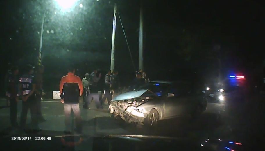 吳男一度酒駕肇逃遭眼尖員警逮獲，帶回事故現場。（警消提供）