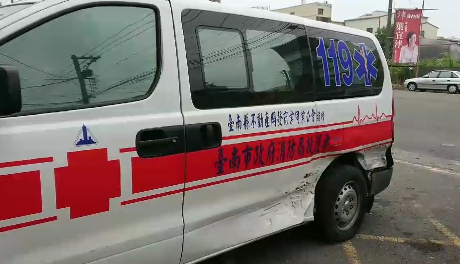救護車執行救護任務卻被酒駕男開車攔腰撞上,左側凹陷、輪胎變形,可見撞擊力道之大。(警消提供)