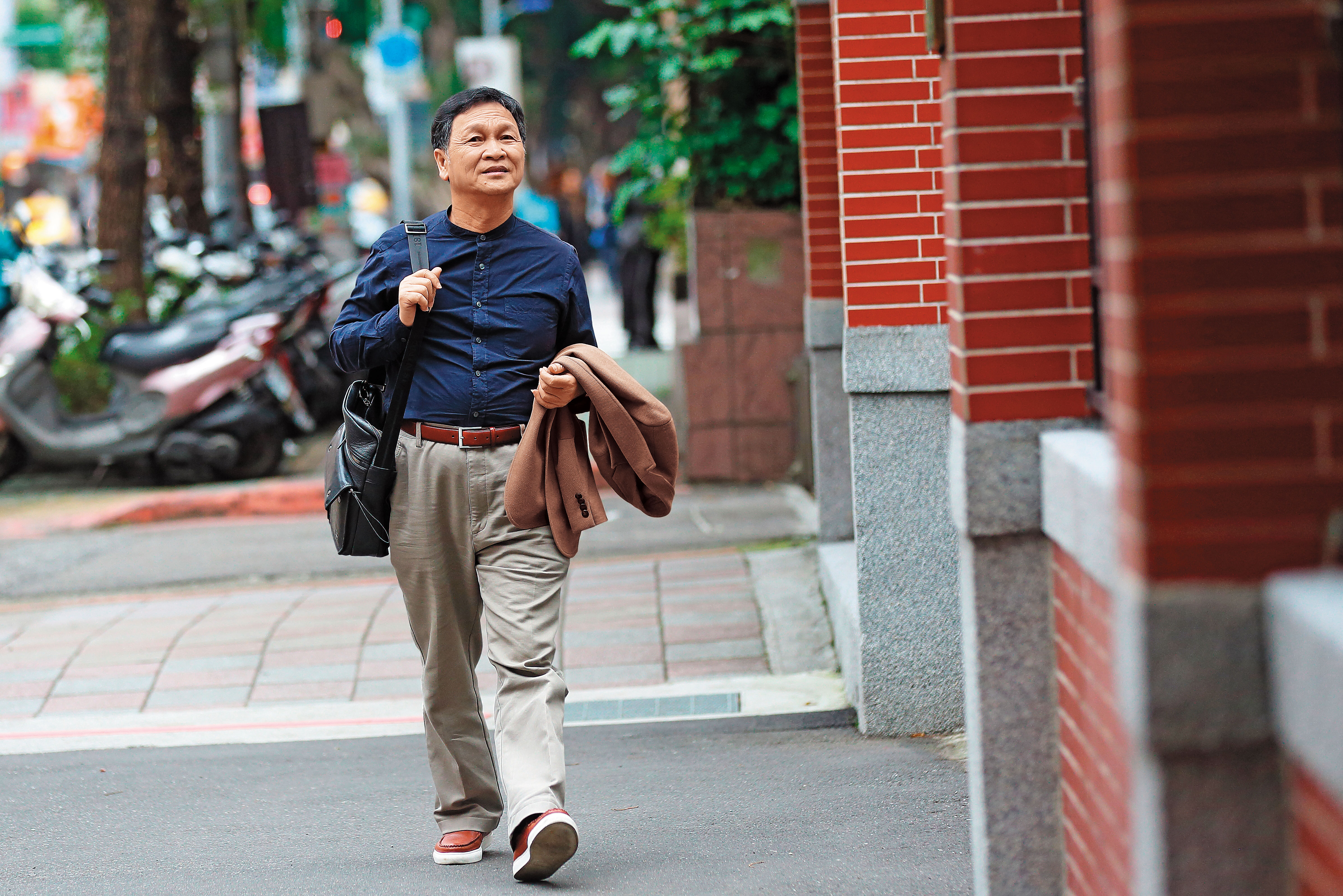 從上校軍官退役的朱家泓，有著規律的生活步調，在股票市場中，他一樣紀律操作。