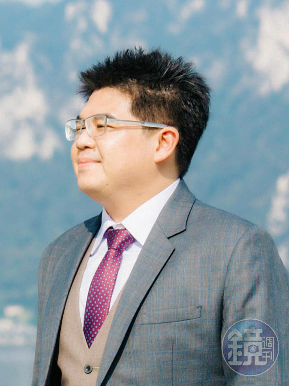 《Steve Yang》 15歲起接觸機械錶，18歲父親贈送一只全新GMT-Master II 16710，自此一頭栽進勞力士世界。近20年玩錶生涯中，手中來來去去的各品牌腕錶多達兩百只以上，後因ROLEX／TUDOR經典耐用、保值性佳及面盤變化豐富而深受吸引，目前藏有百餘只勞力士與帝舵錶。因曾任職相關媒體，對汽車亦略有涉獵。