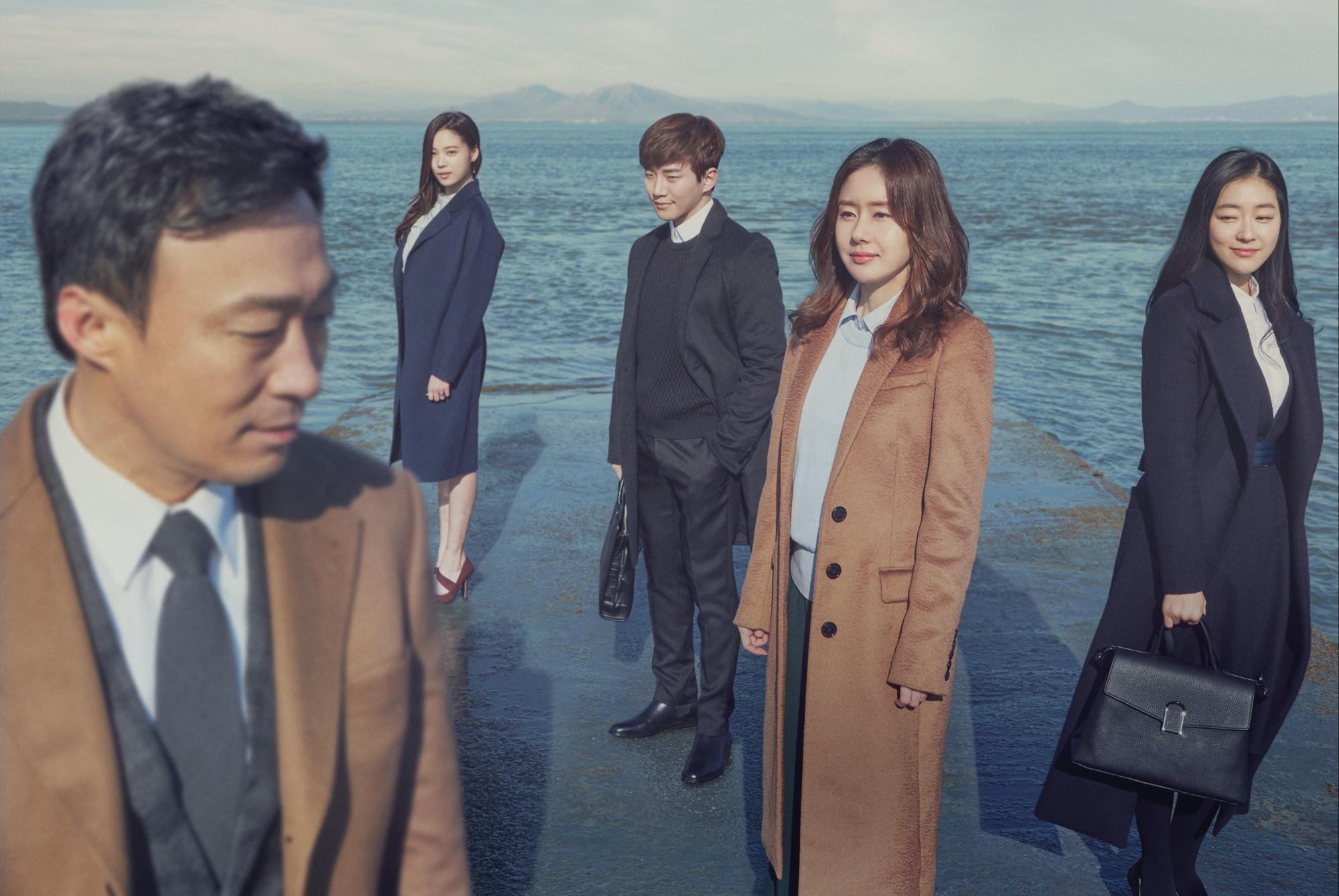 由李聖旻(左一)、尹邵熙、李俊昊、金志秀、朴真熙主演的《記憶》,目前正在緯來戲劇台播出中。(緯來戲劇台提供)