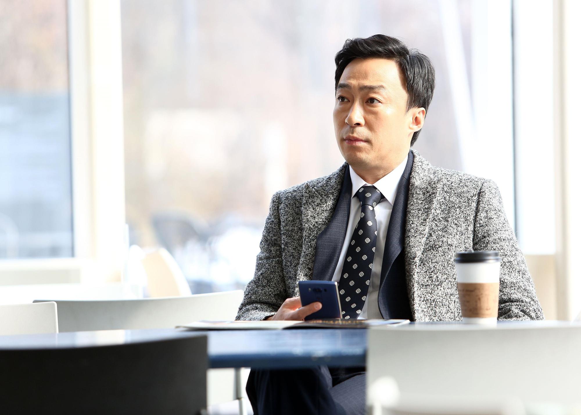 李聖旻是《記憶》中的靈魂人物,將罹患阿茲海默症的律師一角詮釋得絲絲入扣、令人動容。(緯來戲劇台提供)