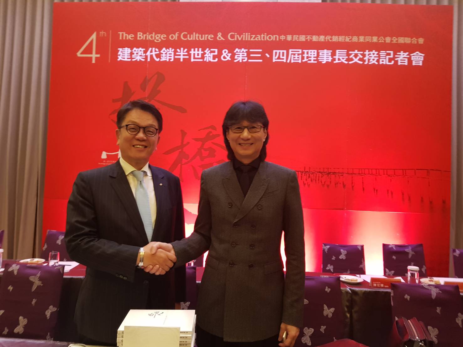 中華民國不動產代銷全聯會5日舉辦理事長交接典禮，第3屆理事長、現任傳真廣告董事長王明成卸任（左），由新聯陽實業董事長王志祥（右）出任